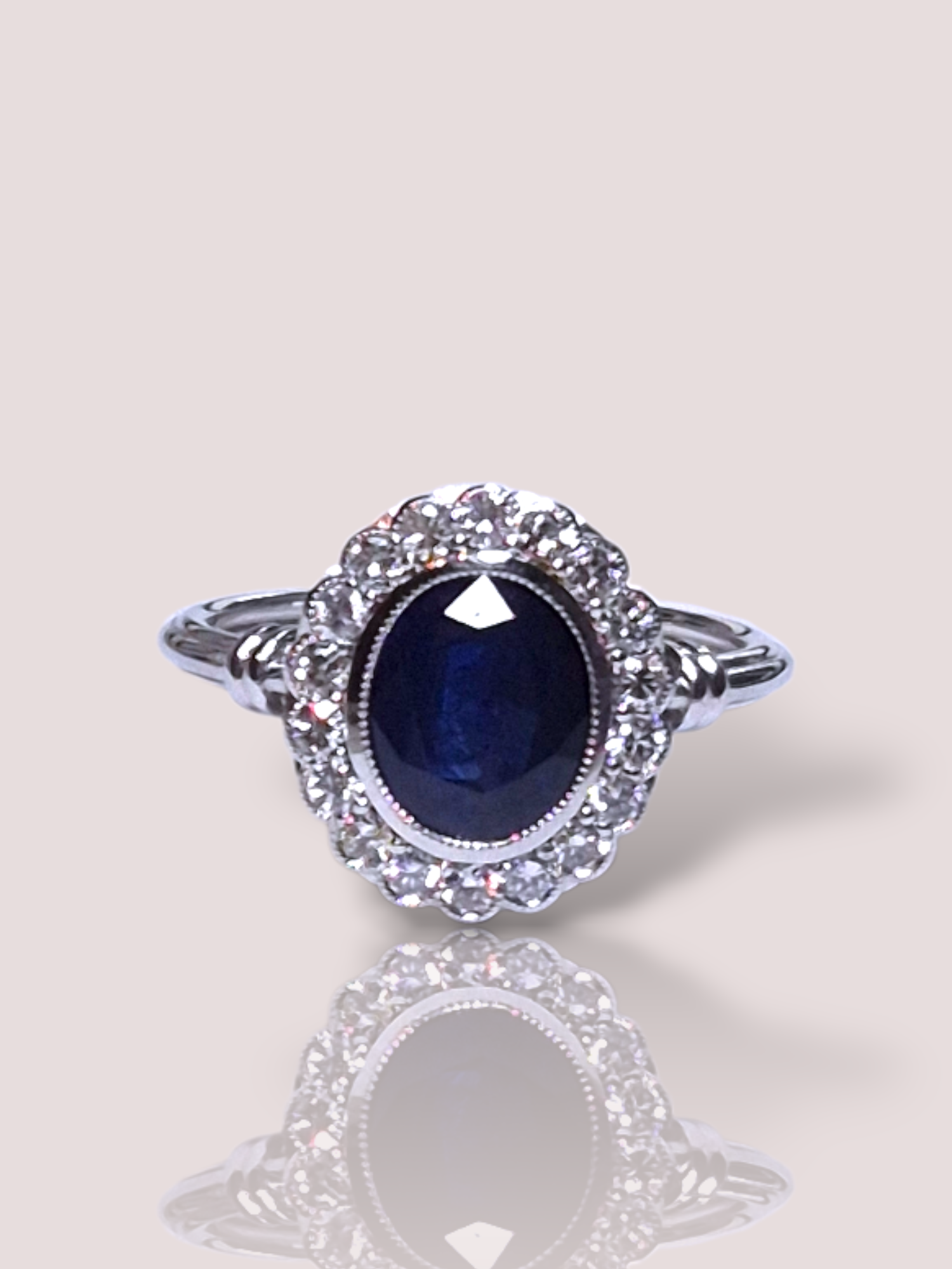 De Schitterende 18k witgouden 'Diana' ring is een verfijnde mix van een betoverende saffier omringd door sprankelende diamanten. Draag deze elegante ring voor speciale gelegenheden of als een statement-stuk tijdens dagelijkse activiteiten. Combineer met andere witgouden sieraden voor een harmonieuze uitstraling. Perfect als cadeau of als persoonlijk pronkstuk. Kracht en elegantie verenigd.

De ring bevat naast de saffier nog 18 briljant geslepen diamanten.