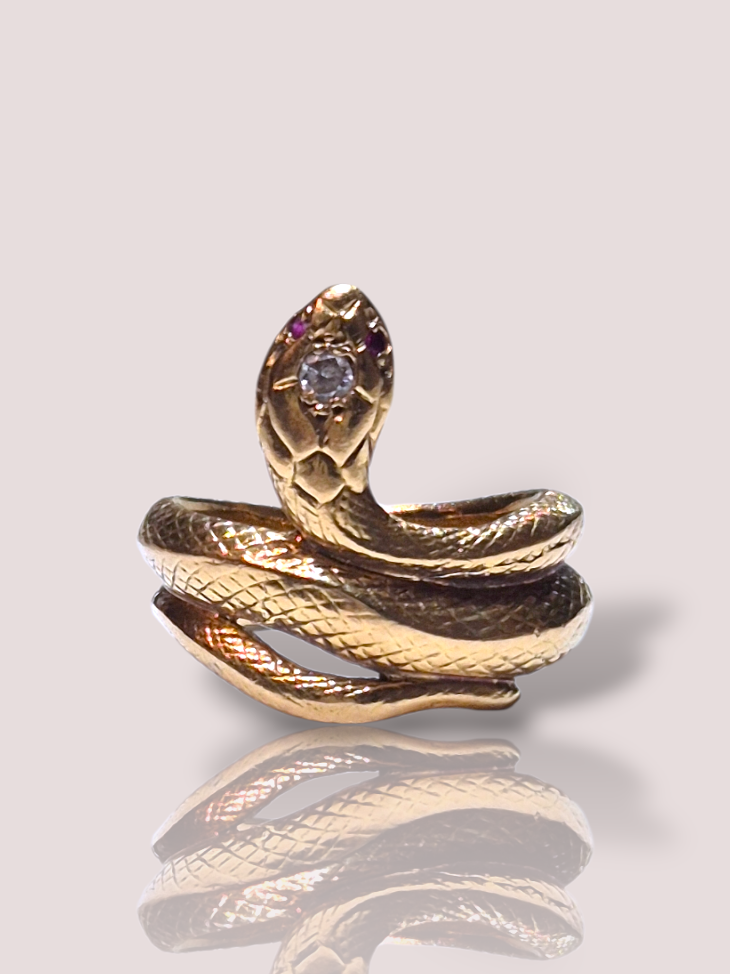 De Antieke 18k geel gouden slangenring is een verfijnd sieraad met een schitterende diamant en robijn. Deze ring valt onder de categorie sieraden en is specifiek een ring. Draag deze tijdloze klassieker solo voor een elegante uitstraling of combineer met andere gouden sieraden voor een luxe effect. Ideaal voor speciale gelegenheden.