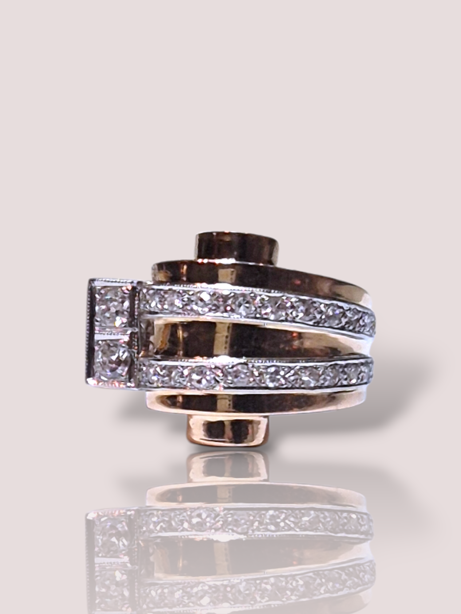 Deze prachtige vintage 18k geelgouden ring uit de jaren '40, is bezet met schitterende diamanten. Een ware blikvanger voor elke gelegenheid. Draag deze tijdloze ring als een statementstuk op zichzelf, of combineer subtiel met andere gouden sieraden voor een elegante en verfijnde look. Perfect voor feestjes of dagelijks gebruik.

De ring bevat 2 grotere diamanten en 20 kleine diamanten, de diamanten zijn Boljsewiek geslepen.