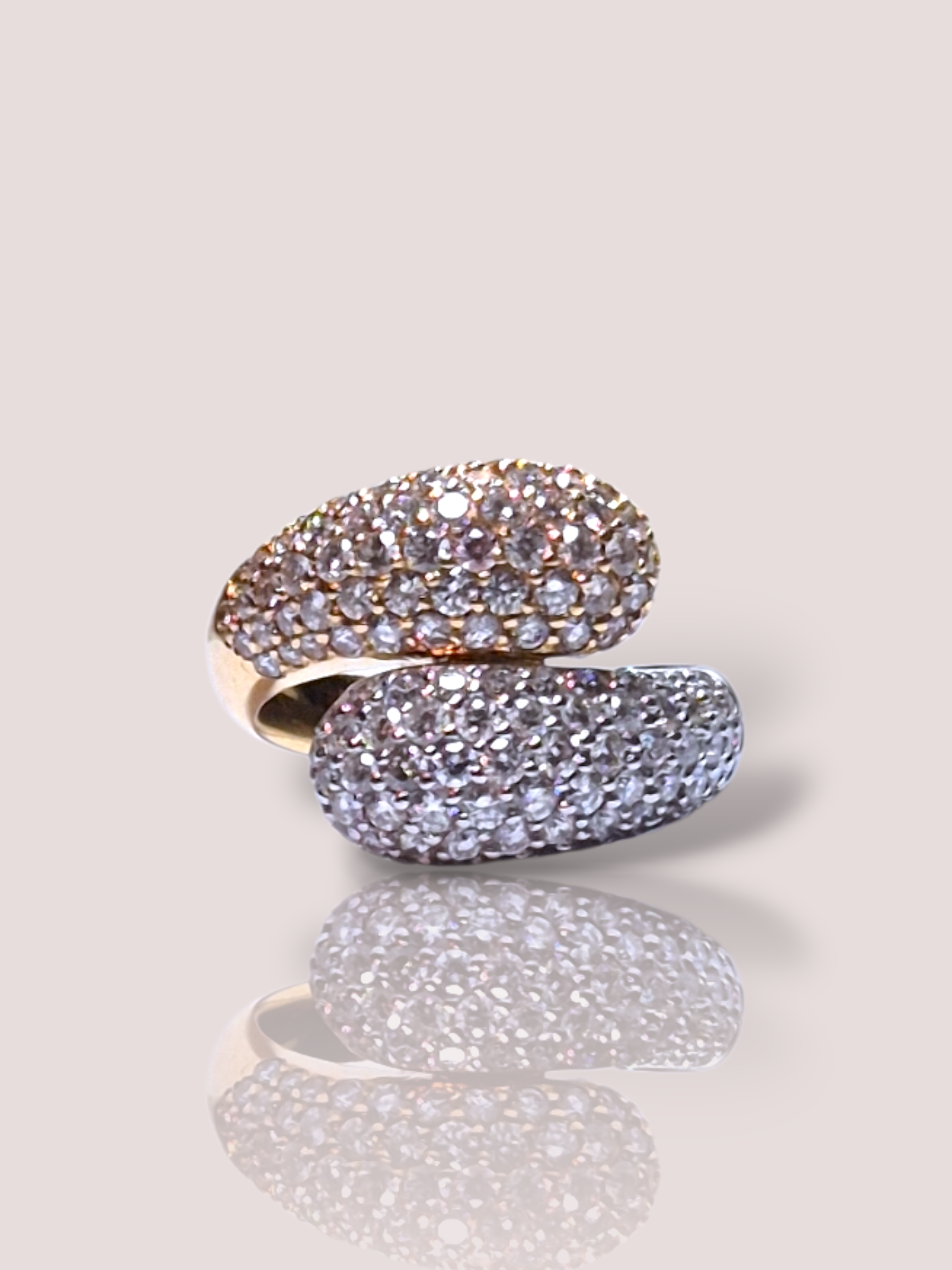 Deze schitterende 18k bicolor gouden statement ring is bezaaid met prachtige diamanten. De ring valt binnen de categorie &ldquo;JUWEEL&rdquo; en is specifiek een &ldquo;RING&rdquo;. Draag deze opvallende ring als een statementstuk bij zowel formele als informele gelegenheden om elke outfit een vleugje elegantie en glamour te geven. Perfect voor dagelijks gebruik.

De ring bevat prachtige diamanten van in totaal 2,00ct.