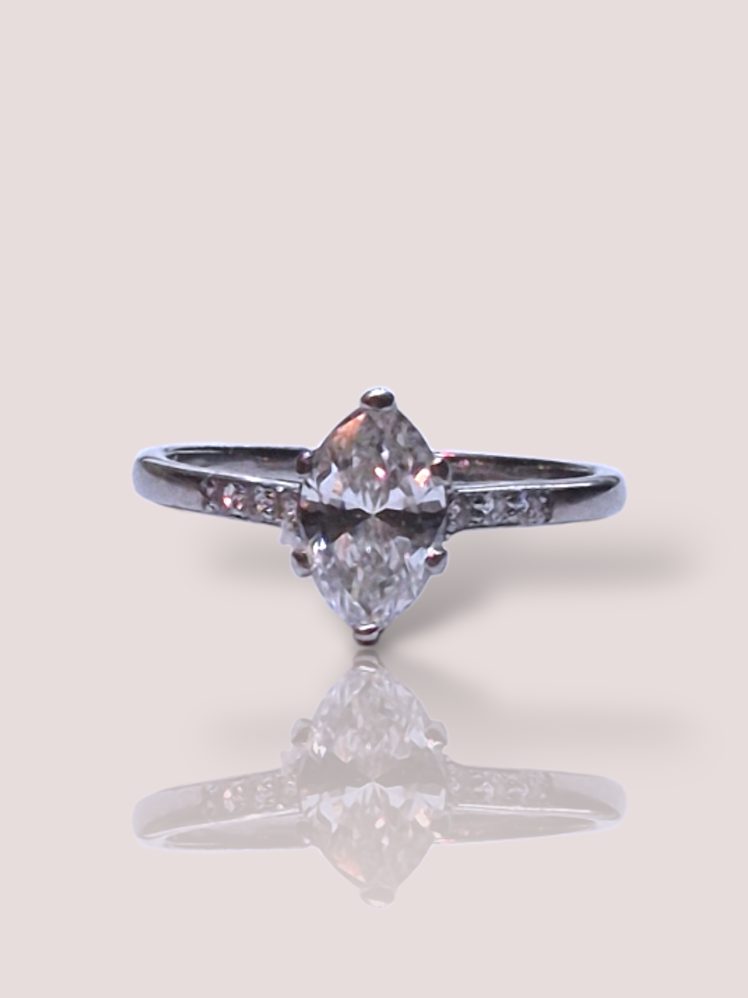 Deze prachtige vintage platina art-deco ring bevat een schitterende marquis geslepen diamant van 0,95 ct. Het is een unieke stijlvolle ring, waarbij in de band nog 0,10ct extra aan diamanten is verwerkt. Draag deze tijdloze ring als een opvallend sieraad bij speciale gelegenheden of om je dagelijkse outfit een luxe touch te geven. Perfect voor liefhebbers van klassieke elegantie.