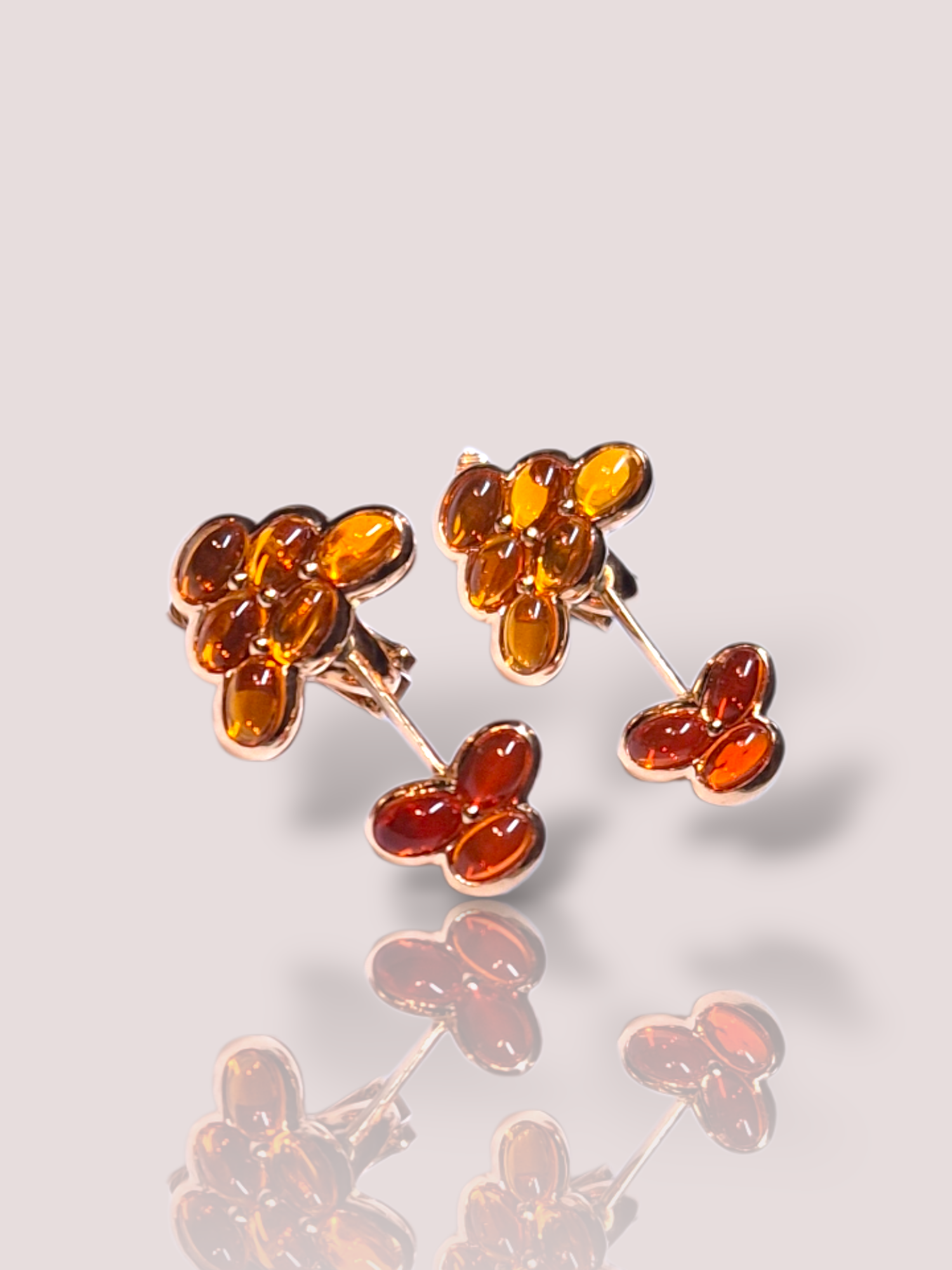 Deze vintage 18k geelgouden Mauboussin oorclips uit de jaren 90, zijn een schitterende toevoeging aan elke sieradencollectie. Met cabochon geslepen vuuropaaltjes als middelpunt stralen deze klassieke oorbellen elegantie uit. Draag ze met een opgestoken kapsel of een stijlvolle avondjurk voor een tijdloze, verfijnde uitstraling. Kracht en schoonheid komen samen in deze unieke oorclips.

De lengte bij het dragen is 2,8 cm.