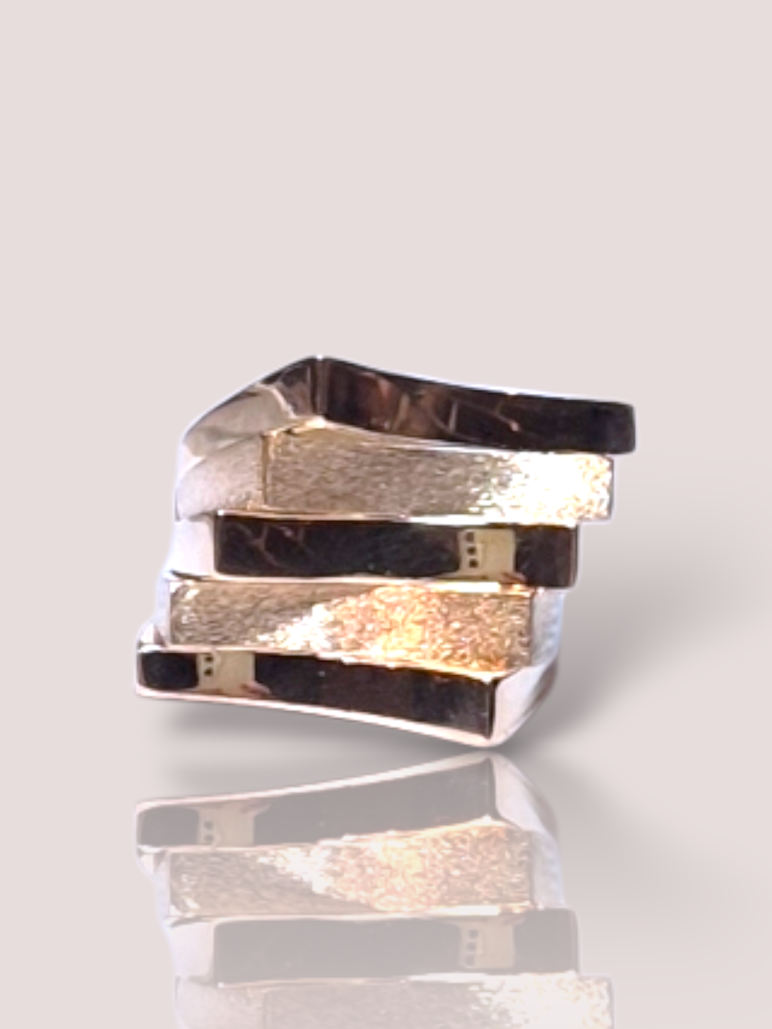 De Vintage 18k grafische unieke gouden ring, is een opvallend juweel van onbepaald merk, met een elegante en tijdloze uitstraling. Het is perfect voor zowel speciale gelegenheden als dagelijks gebruik. Combineer met andere gouden sieraden voor een stijlvolle look. Draag aan de wijs- of ringvinger voor de beste impact. 

De hoogte van de ring is bijna 2 cm!