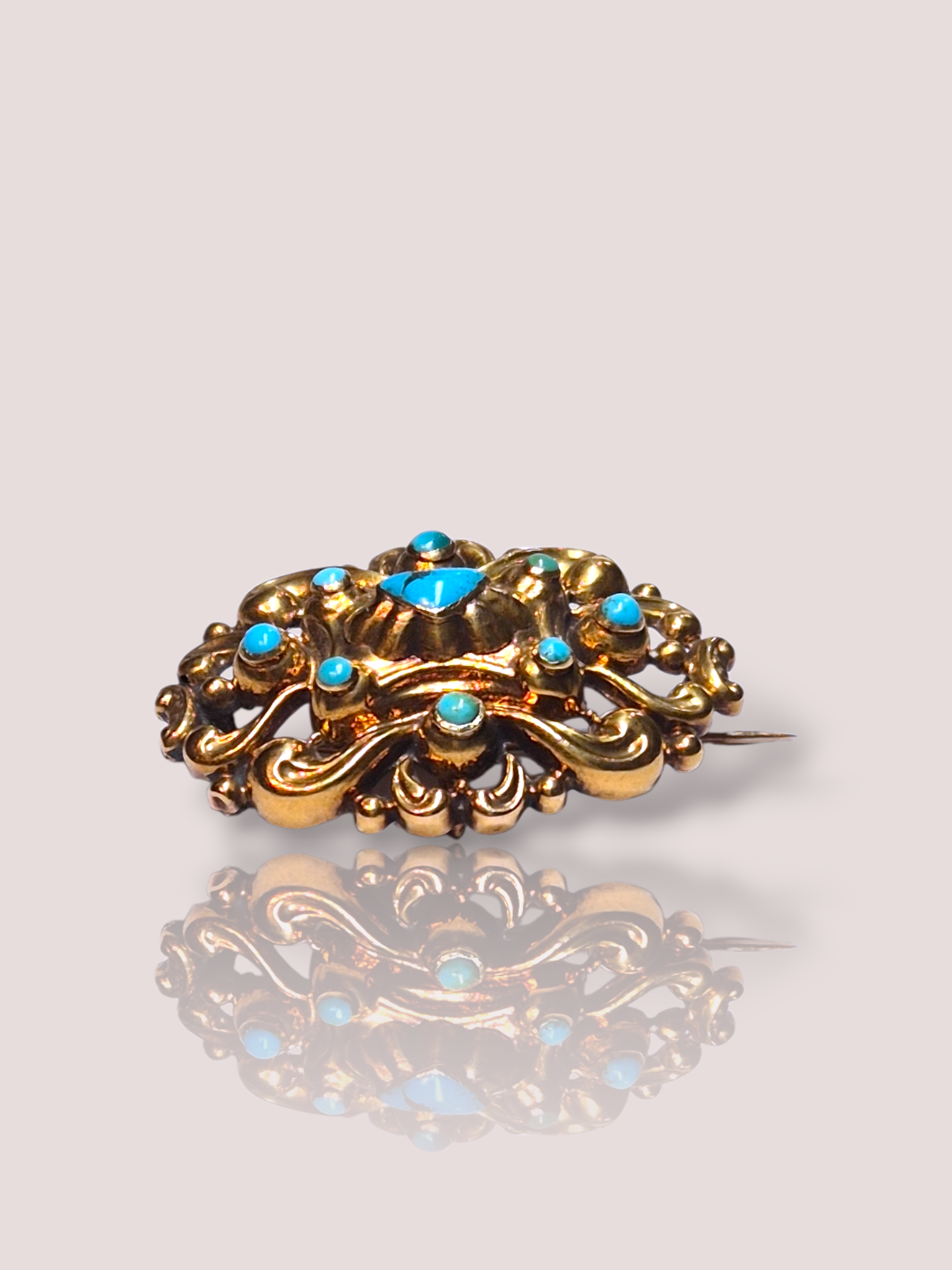 Deze Antieke 14k geel gouden broche met turquoise, straalt elegantie uit. Vervaardigd van geelgoud met fonkelende turquoise accenten, is deze broche een tijdloos sieraad. Het beste te dragen op een blouse, kraag of jas om een stijlvol accent toe te voegen. Ideaal voor zowel formele als casual gelegenheden.