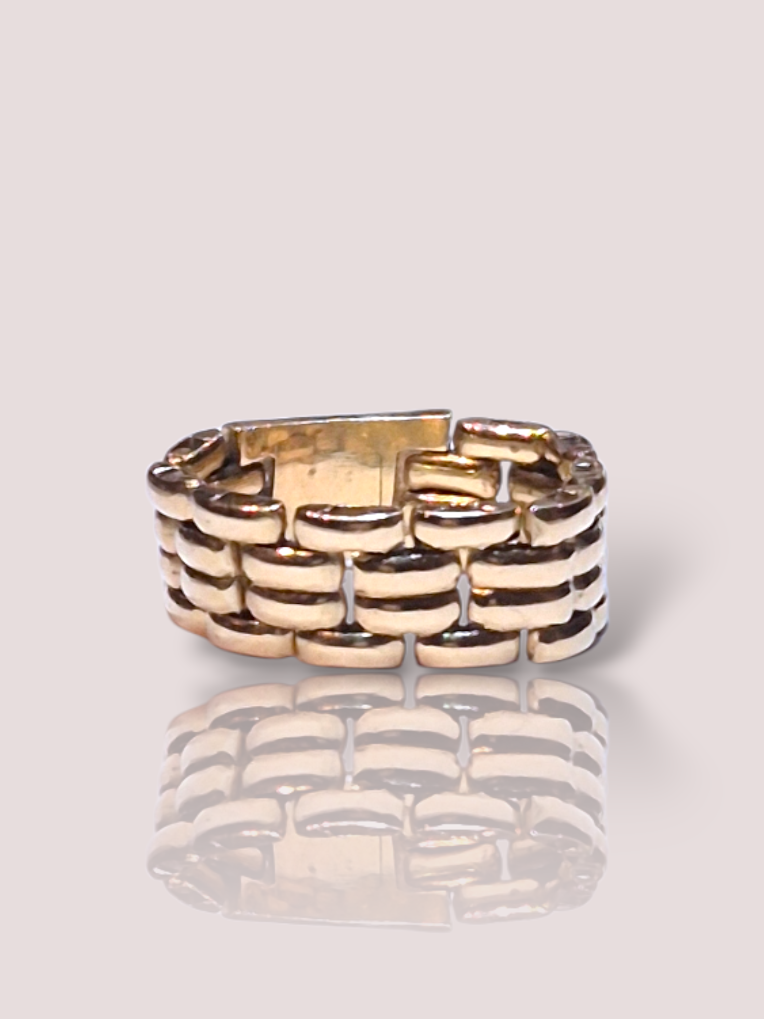 De Vintage 18k geel gouden schakelring is een prachtig juweel in de categorie ringen. Deze ring straalt tijdloze elegantie uit dankzij het hoogwaardige materiaal en het klassieke ontwerp. Draag deze ring solo voor een subtiele look of combineer met andere gouden sieraden voor een meer gelaagde, stijlvolle uitstraling. Perfect voor elke gelegenheid!