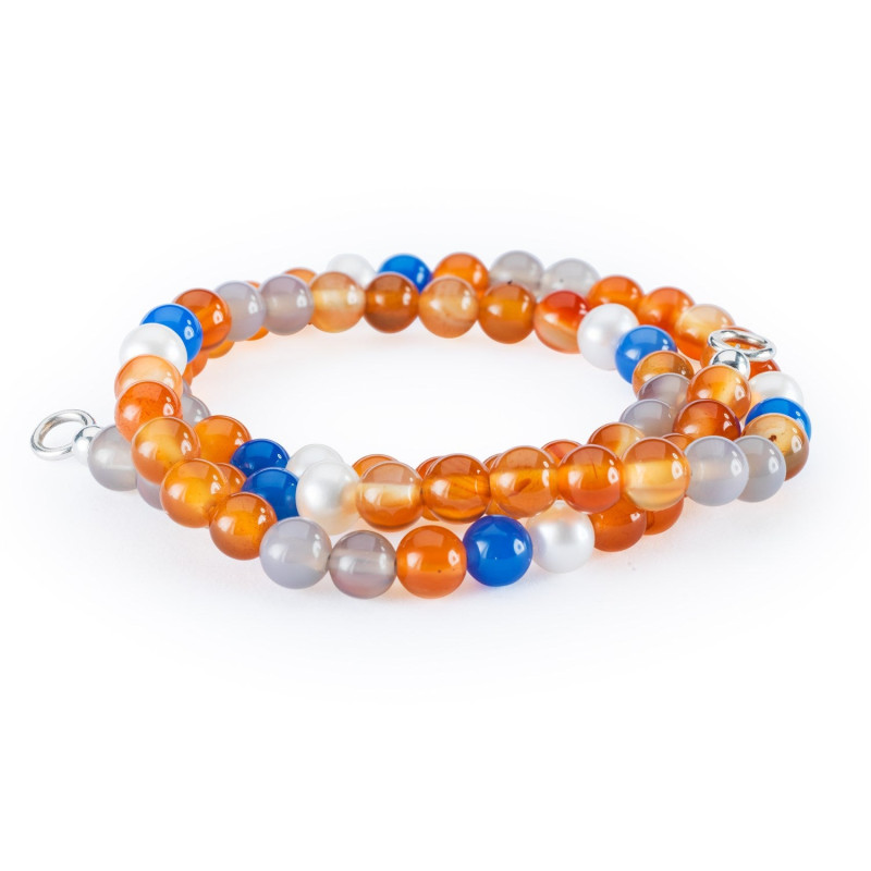 Labradoriet, blauw agaat, carneool en witte parels zouden innerlijke rust en kalmte bevorderen en spanningen voorkomen.