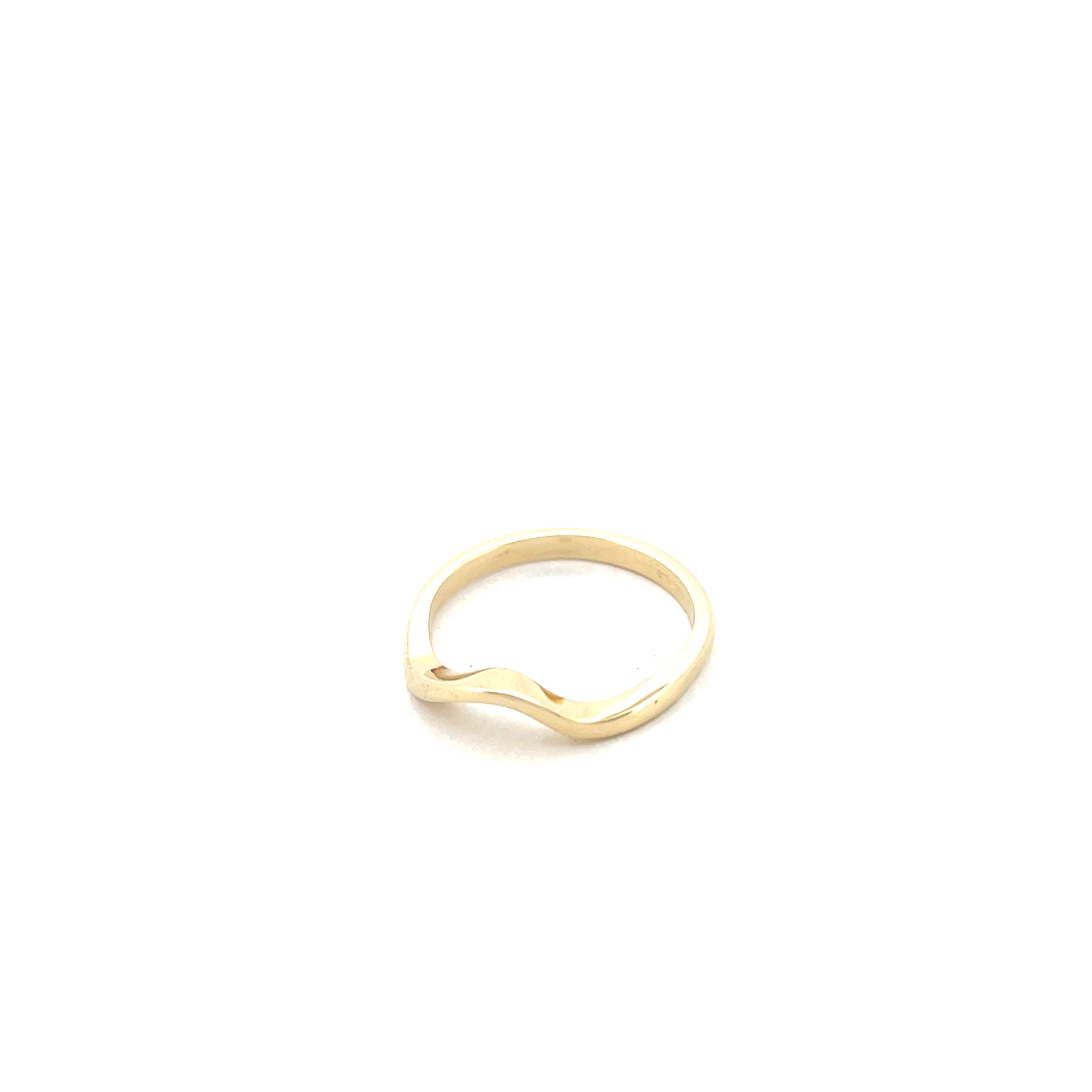 Deze sierlijke gouden ring bestaat uit twee afzonderlijke delen die samenkomen tot &eacute;&eacute;n vloeiend geheel. Los van elkaar hebben ze hun eigen vorm en karakter, maar pas samen vertellen ze het volledige verhaal: verbondenheid, balans en eenheid.
Twee gouden vormen die elkaar aanvullen en versterken, twee delen die precies passen en samen meer zijn dan afzonderlijk.

Maak een afspraak en kom deze ring passen! Of bestel haar gelijk, dan sturen we deze mooi verpakt naar je toe.