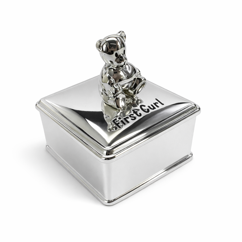 Lief haarlokdoosje in de vorm van een beer, verzilverd en met ruimte voor een dierbare haarlok. Een waardevol geboortecadeau dat generaties meegaat.