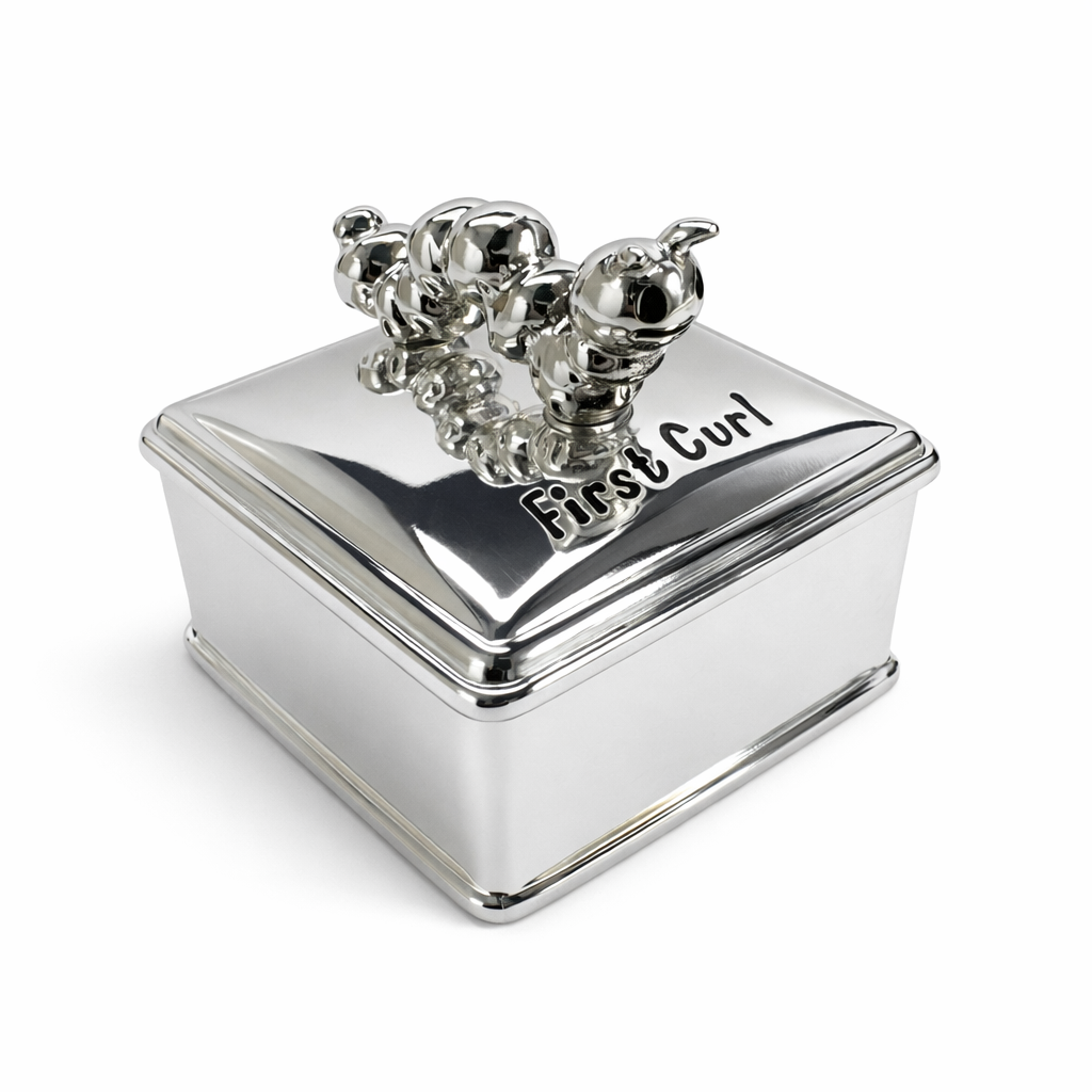 Verzilverd haarlokdoosje in de vorm van een vrolijk rupsje. Een uniek aandenken aan het eerste plukje haar van je kleintje &ndash; ideaal als geboortecadeau.