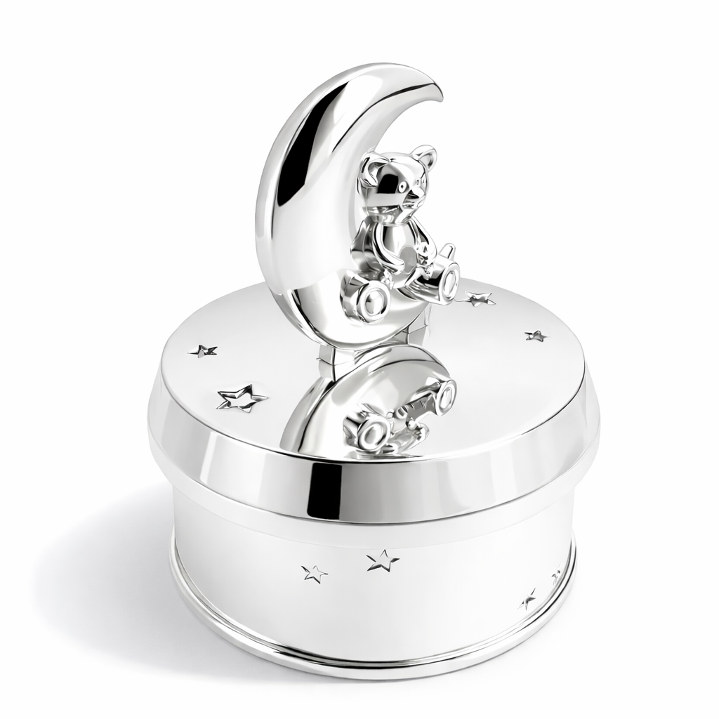 Verzilverd muziekdoosje met een schattige beer op de maan. Verkrijgbaar bij Juwelier Schouten &ndash; Middenwaard, Heerhugowaard. Een rustgevend kraamcadeau dat generaties meegroeit.