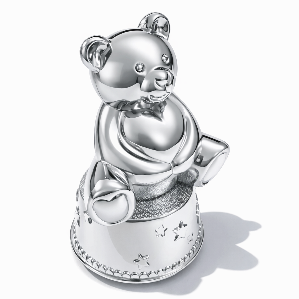 Verzilverd muziekdoosje met schattige beer en hart. Verkrijgbaar bij Juwelier Schouten &ndash; Middenwaard, Heerhugowaard. Een liefdevol en rustgevend kraamcadeau.