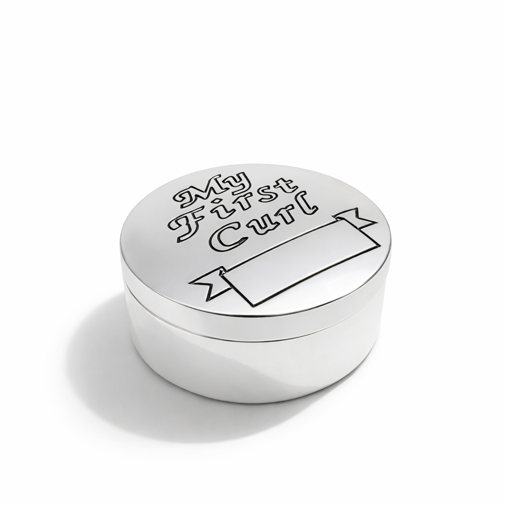 Verzilverd haarlokdoosje van Weisz met een elegant en tijdloos ontwerp. Verkrijgbaar bij Juwelier Schouten &ndash; Middenwaard, Heerhugowaard. Een dierbaar bewaardoosje voor het eerste haarlokje van je kindje.