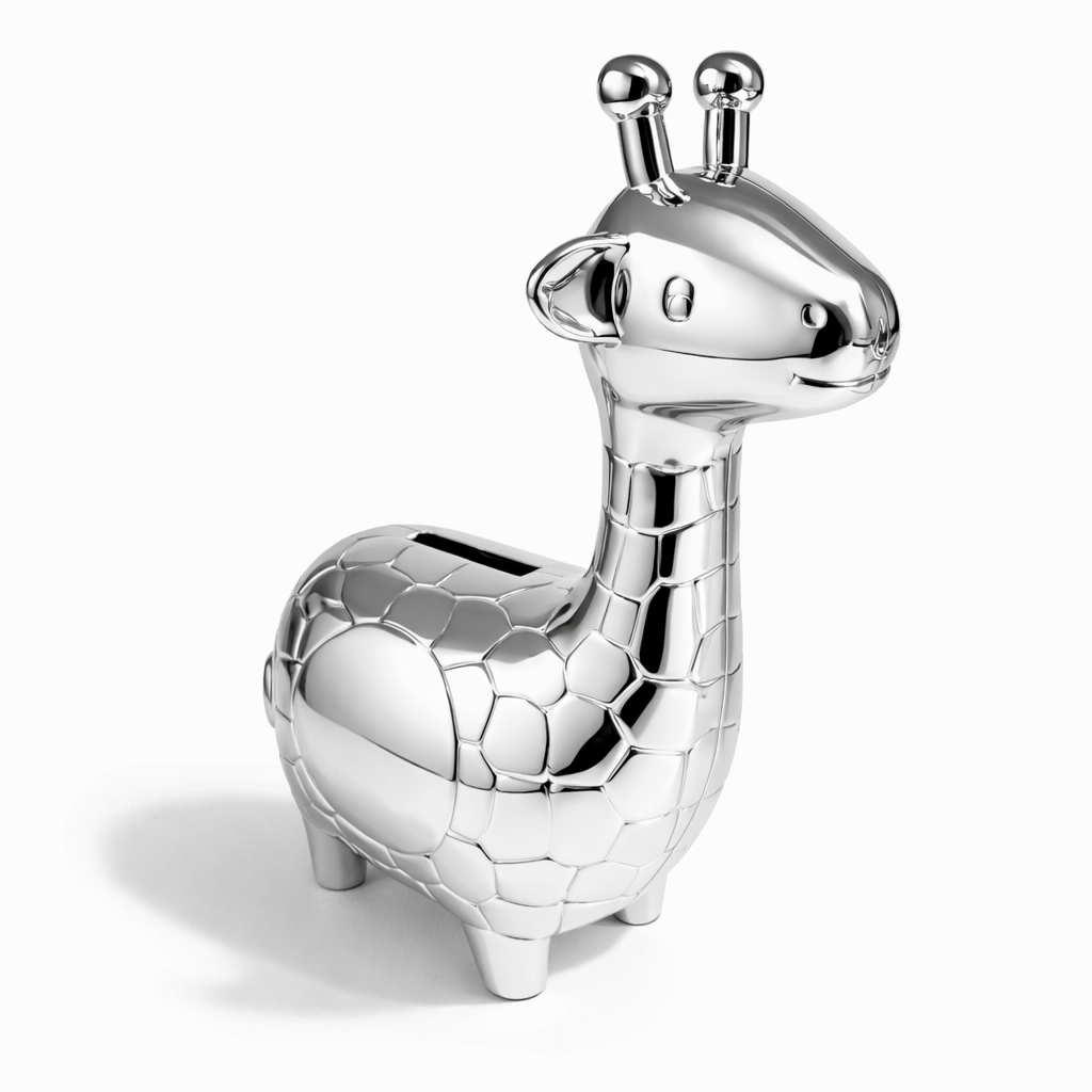 Verzilverde spaarpot in de vorm van een giraffe van Zilverstad. Verkrijgbaar bij Juwelier Schouten &ndash; Middenwaard, Heerhugowaard. Een vrolijk en tijdloos cadeau voor elke gelegenheid.