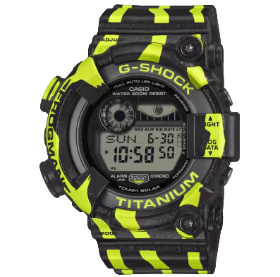 Dit Casio horloge behoort tot de G-Shock collectie en is een Frogman limited editie. 
Referentienummer: GW-8200TPF-1ER

Deze Frogman is een eerbetoon aan de pijlgifkikker met drie strepen die voorkomt in de Zuid-Amerikaanse regenwouden. De robuustheid en levendige waarschuwingskleuren van de kikker komen tot uiting in een gedurfd groen en zwart ontwerp.

Gedurfde verticale strepen in fluorescerend groen steken af tegen een zwarte basis voor een opvallende, stoere look die de intensiteit van de dartkikker laat zien. De band en bezel zijn afgewerkt met een spraycoating die de textuur van de huid van de kikker oproept. En de achterkant van de kast is natuurlijk gegraveerd met het iconische duikende kikkerkarakter dat op elk Frogman-uurwerk staat.

Tough Solar maakt het regelmatig vervangen van batterijen overbodig en zorgt ervoor dat zelfs de meest energieverslindende functies probleemloos blijven werken, zelfs bij weinig licht binnenshuis. De belangrijkste harsonderdelen die zijn toegepast in de rand en de band zijn gemaakt met harsen van biologische oorsprong.