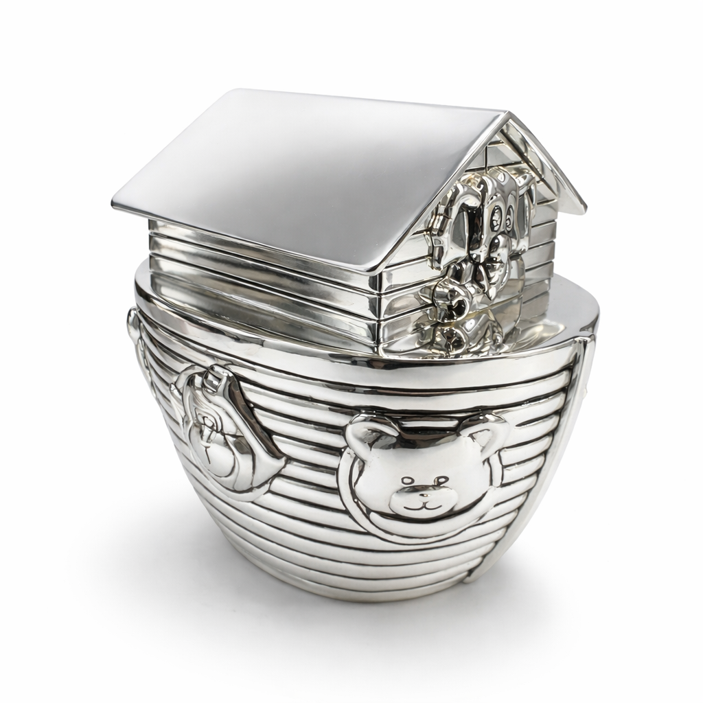 Betekenisvolle verzilverde spaarpot in de vorm van Noah&rsquo;s Ark van Weisz. Verkrijgbaar bij Juwelier Schouten &ndash; Middenwaard, Heerhugowaard. Een symbolisch en liefdevol cadeau voor de allerkleinsten.