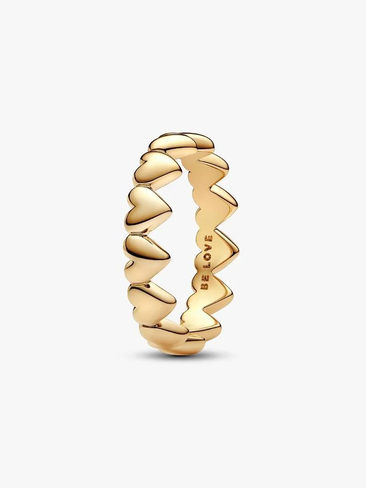 De Pandora Rij Harten Ring, modelnummer 163427C00-56, is een prachtige gouden ring met zilver als basismateriaal. Met een maat van 56, valt deze ring binnen de categorie sieraden. Deze elegante ring is perfect om te dragen op speciale gelegenheden of dagelijks als een elegante touch aan je outfit. Combineer met andere gouden sieraden voor een complete look.