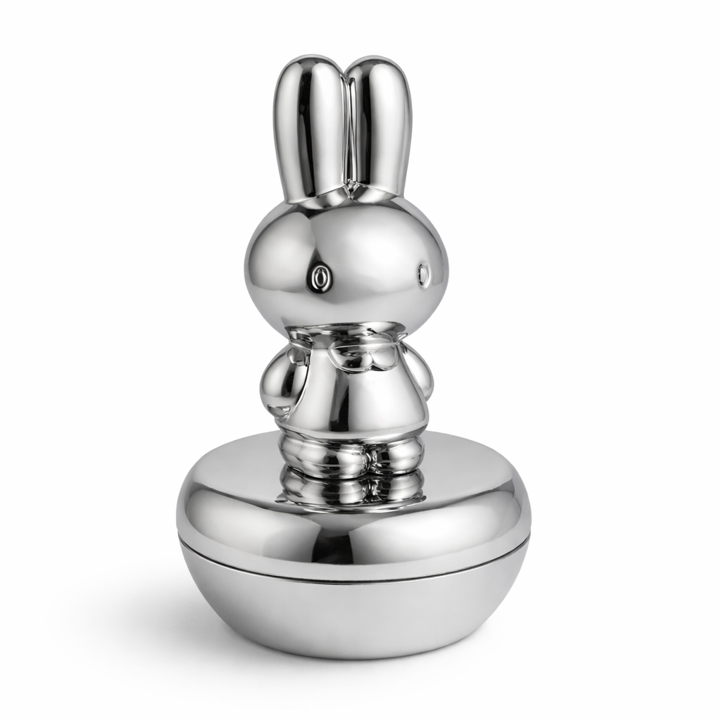 Zilverstad Nijntje staand tand/haardoosje verzilverd (artikelnummer 6876261) met het lieve gezichtje van Nijntje &ndash; ontworpen om eerste tandjes en haarlokjes veilig te bewaren. Een tijdloos kraamcadeau en bijzonder geschenk. Verkrijgbaar bij Juwelier Schouten &ndash; Middenwaard, Heerhugowaard.