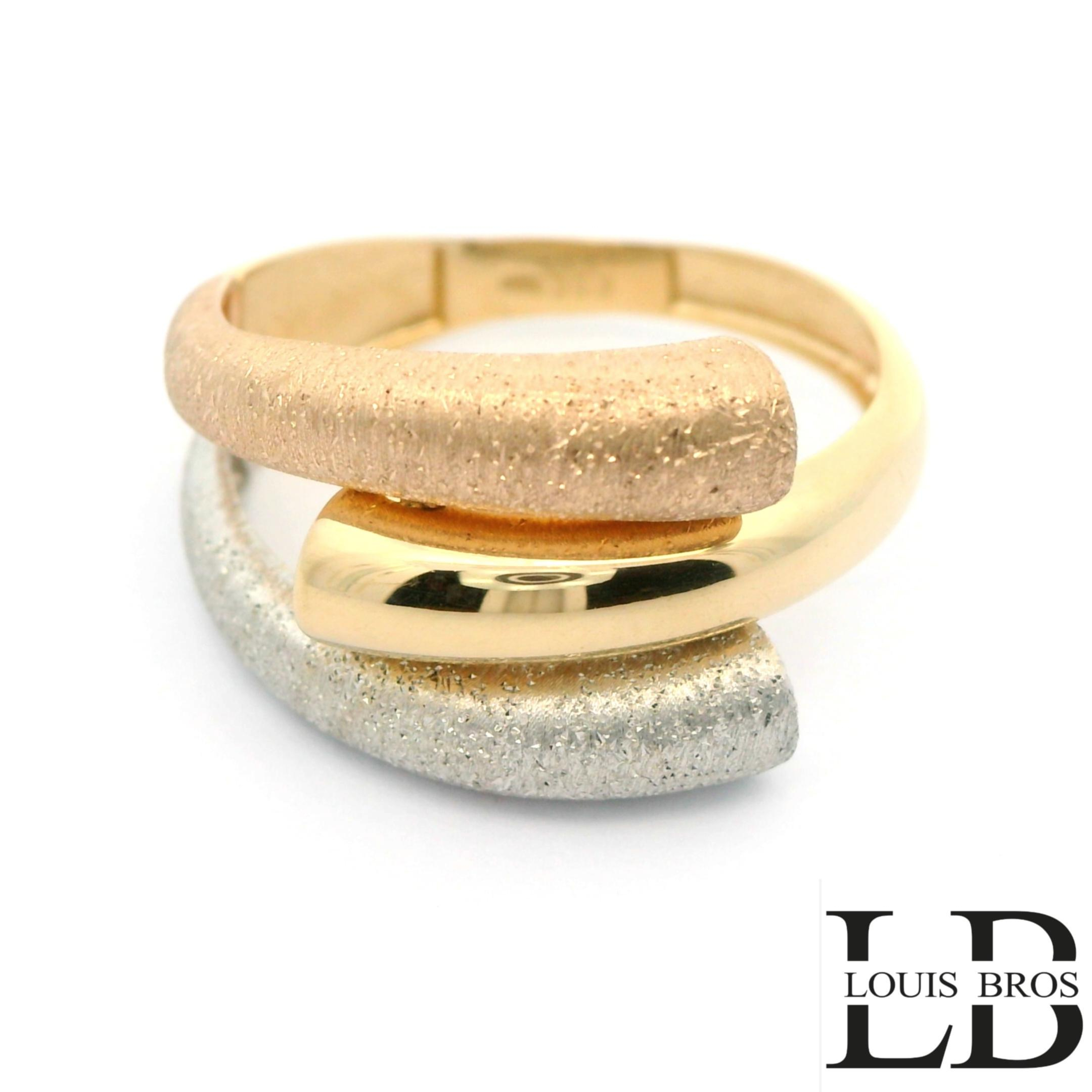 Deze stijlvolle tricolor ring is vervaardigd uit 14 karaat goud (3.18 gr) en combineert geelgoud, witgoud en ros&eacute;goud op harmonieuze wijze. Het moderne ontwerp bestaat uit drie elegant gebogen banden met een verfijnde matte afwerking, die samen zorgen voor een speels maar tijdloos effect. De ring heeft geen steen, waardoor de focus volledig ligt op het design en de rijke goudtinten. Een uniek en elegant sieraad dat klasse uitstraalt en geschikt is voor zowel dagelijks gebruik als bijzondere gelegenheden.
De ring is verkrijgbaar in meerdere afmetingen.