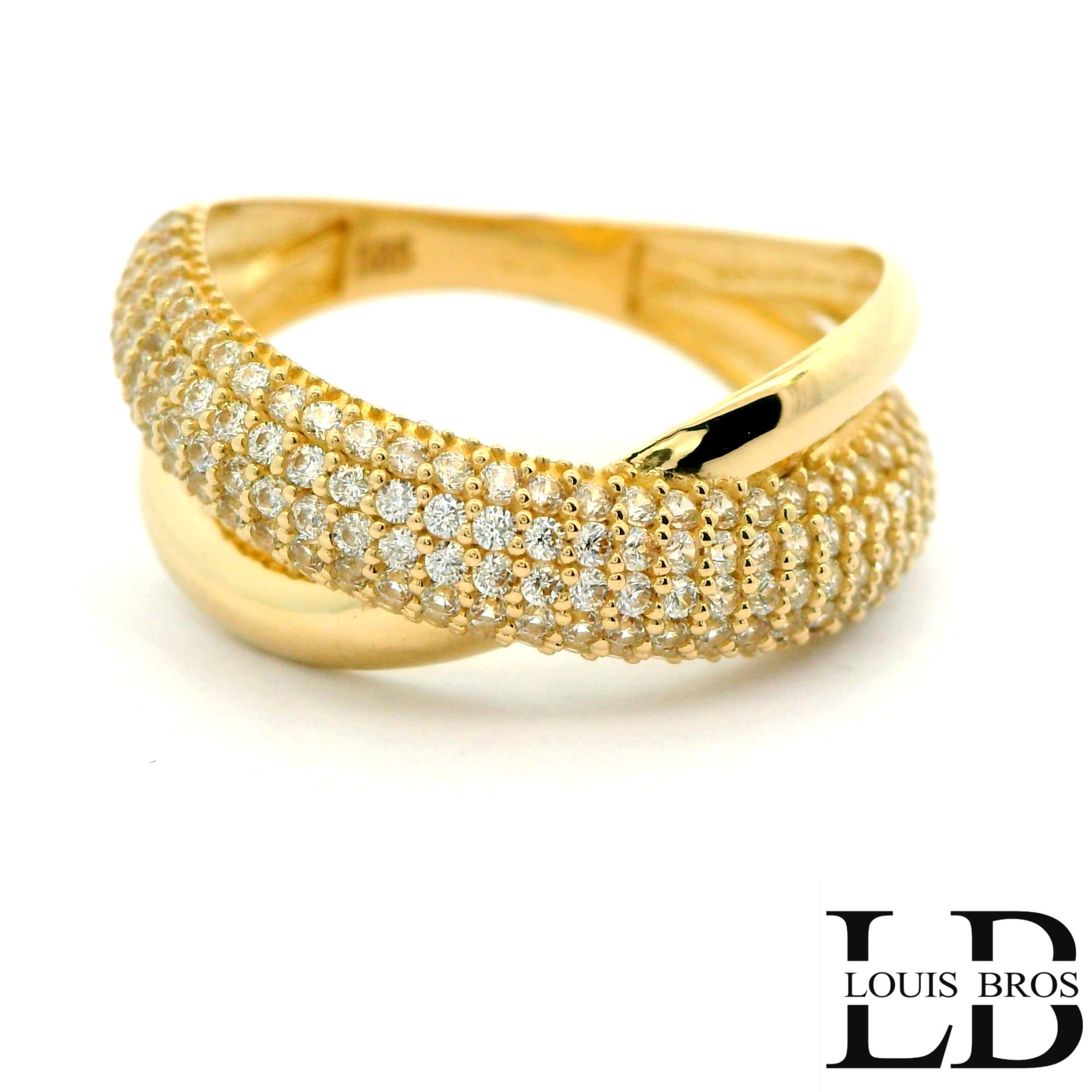 Deze 14 karaat geelgouden ring (3.gr) heeft een elegante en tijdloze uitstraling. De ring is bezet met schitterende zirkonia&rsquo;s die het licht prachtig vangen en zorgen voor een verfijnde glans. Het warme geelgoud vormt een mooi geheel met de heldere stenen, waardoor de ring zowel stijlvol als draagbaar is. Een klassiek sieraad dat geschikt is voor dagelijks gebruik en voor bijzondere momenten.
De ring is verkrijgbaar in meerdere afmetingen.