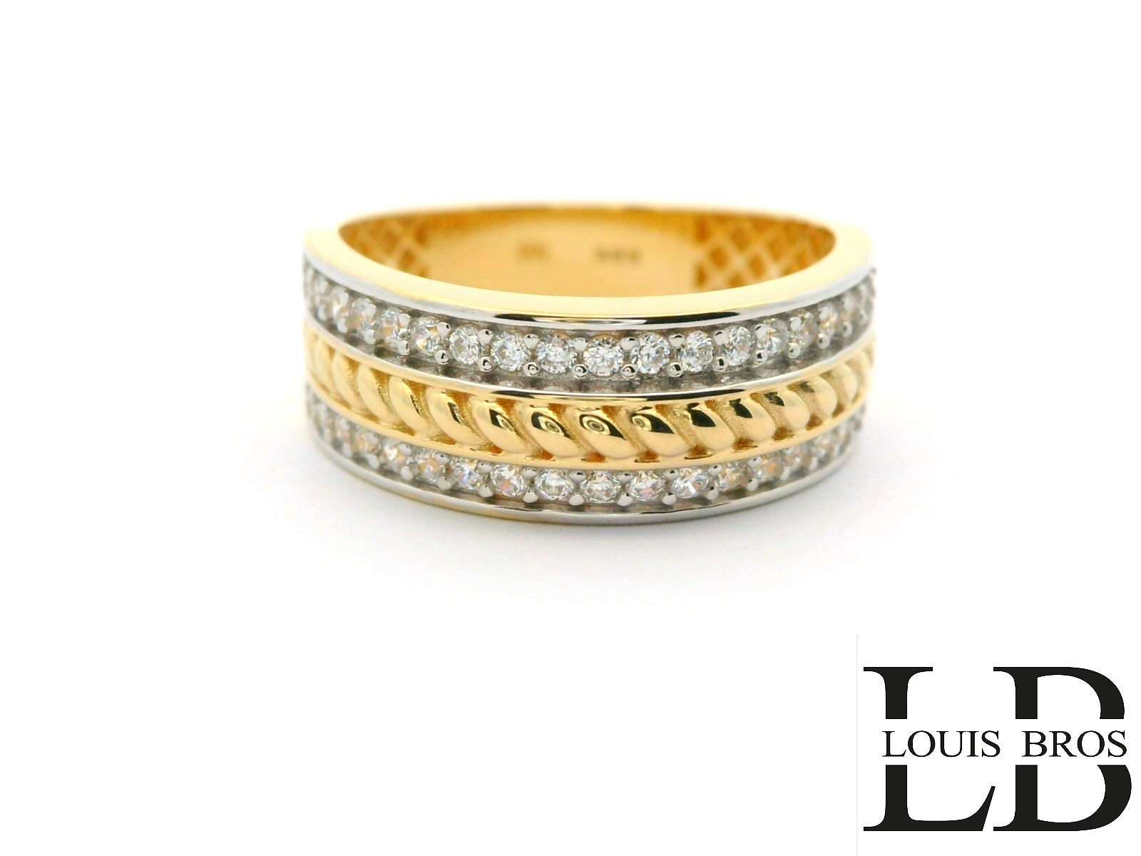 Deze elegante ring is vervaardigd uit 14 karaat bicolor goud (3.48 gr), een stijlvolle combinatie van wit- en geelgoud. Het tijdloze ontwerp wordt verfraaid met sprankelende zirkonia&rsquo;s, die de ring een luxe en verfijnde uitstraling geven. Dankzij de subtiele glans en het contrasterende kleurenspel van het goud is dit sieraad zowel modern als klassiek, en geschikt voor iedere gelegenheid.

De ring is perfect als cadeau voor een bijzonder moment, maar ook als stijlvolle aanvulling op je dagelijkse look.

Materiaal: 14 karaat goud (bicolor)
Steen: Zirkonia
Stijl: Elegant, tijdloos en veelzijdig.
De ring is verkrijgbaar in meerdere afmetingen.
