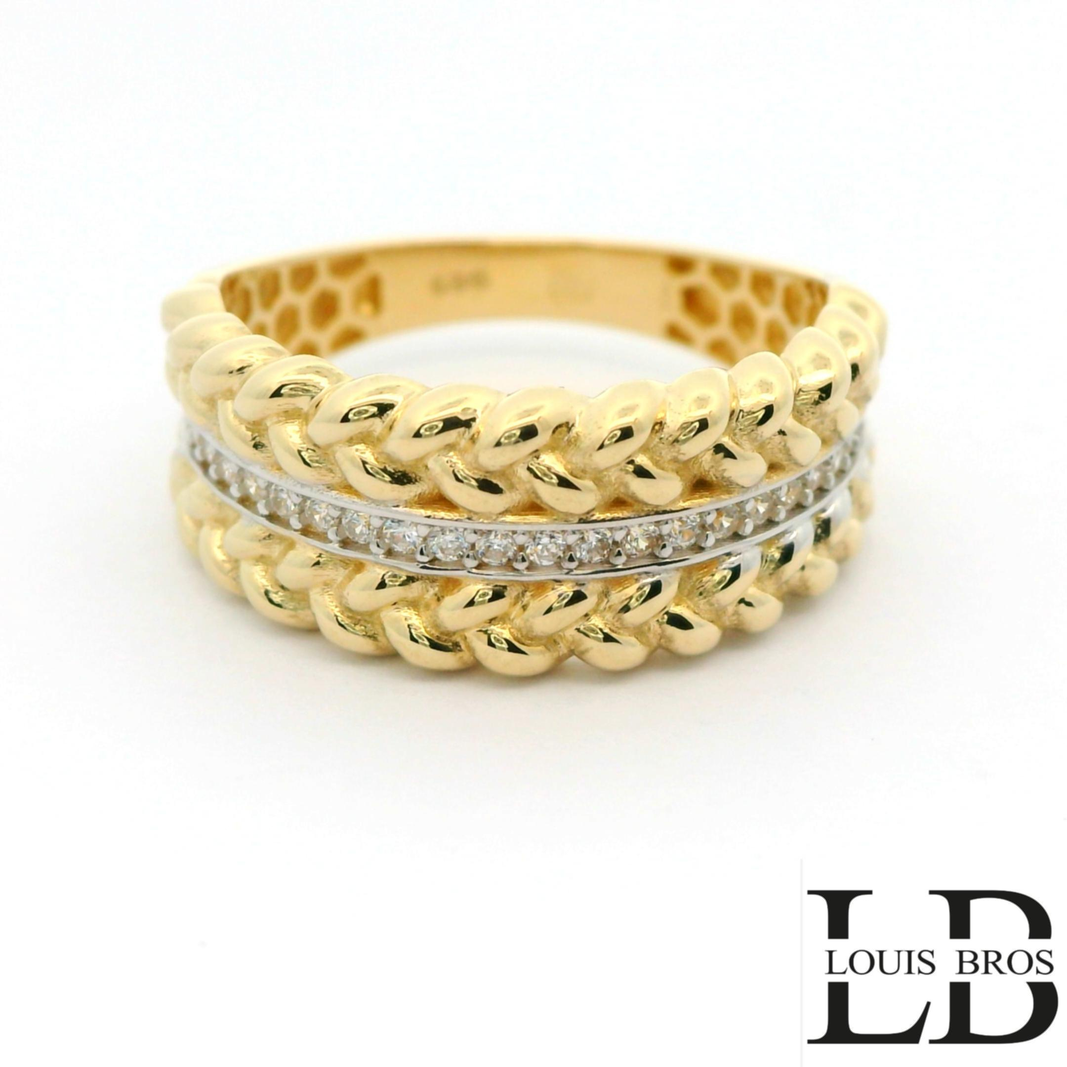 Deze elegante ring is vervaardigd uit 14 karaat bicolor goud (2.87 gr), een stijlvolle combinatie van wit- en geelgoud. Het tijdloze ontwerp wordt verfraaid met sprankelende zirkonia&rsquo;s, die de ring een luxe en verfijnde uitstraling geven. Dankzij de subtiele glans en het contrasterende kleurenspel van het goud is dit sieraad zowel modern als klassiek, en geschikt voor iedere gelegenheid.

De ring is perfect als cadeau voor een bijzonder moment, maar ook als stijlvolle aanvulling op je dagelijkse look.

Materiaal: 14 karaat goud (bicolor)
Steen: Zirkonia
Stijl: Elegant, tijdloos en veelzijdig.
De ring is verkrijgbaar in meerdere afmetingen.