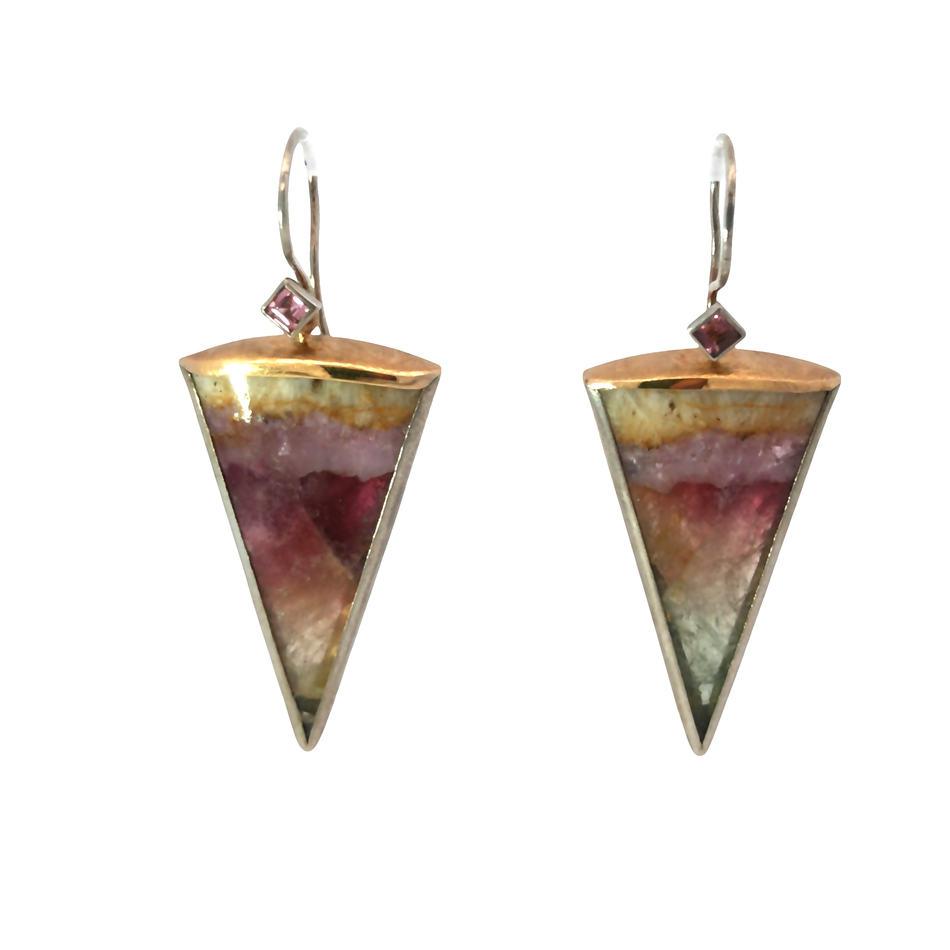 Die Ohrh&auml;nger Au750/Turmalin, Modellnummer 19546, sind aus hochwertigem 18 Karat Gold gefertigt und mit wundersch&ouml;nen Turmalinen verziert. Diese eleganten Ohrringe sind speziell f&uuml;r Damen konzipiert. Tragen Sie sie zu formellen Anl&auml;ssen oder um Alltagsoutfits aufzuwerten. Kombiniert mit hochgestecktem Haar kommen sie besonders gut zur Geltung.