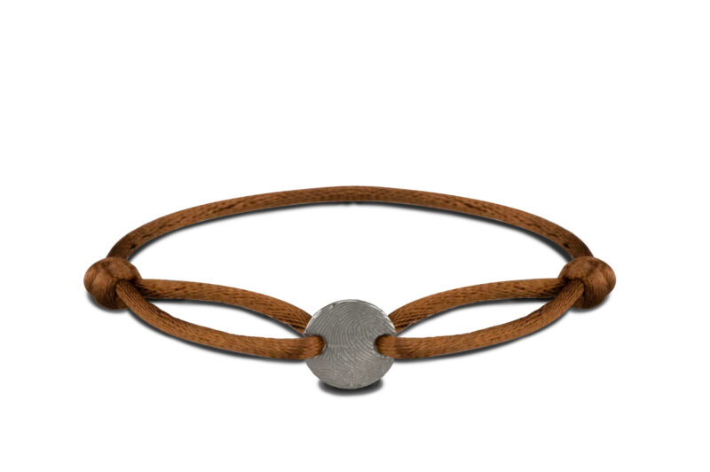 Satijnen koord armbandje met rond graveer plaatje. Dit sieraad kan zowel aan de voor als achterkant gegraveerd worden met verschillende soorten gravures. Deze armbandjes zijn heel mooi te combineren met andere armbandjes. Bij de aankoop van een satijnenkoord armband mag je 5 kleuren uitzoeken. Het armbandje dat je als eerste wil dragen mag je bovenaan zetten, die zetten wij er voor je aan. De koordjes kunnen makkelijk door jou zelf vervangen worden. Bij de aankoop van een armbandje zit tevens een omschrijving hoe je deze zelf kan vervangen.