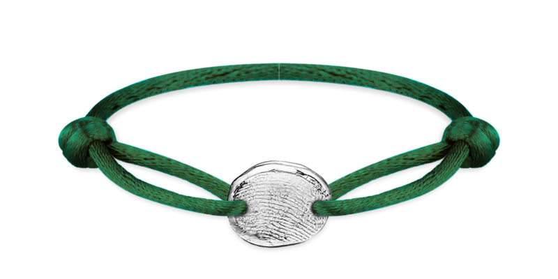 Satijnen koord armbandje met grillig, gelaserd vingerafdrukje. Deze armbandjes zijn heel mooi te combineren met andere armbandjes. Bij de aankoop van een satijnenkoord armband mag je 5 kleuren uitzoeken. Het armbandje dat je als eerste wil dragen mag je bovenaan zetten, die zetten wij er voor je aan. De koordjes kunnen makkelijk door jou zelf vervangen worden. Bij de aankoop van een armbandje zit tevens een omschrijving hoe je deze zelf kan vervangen.