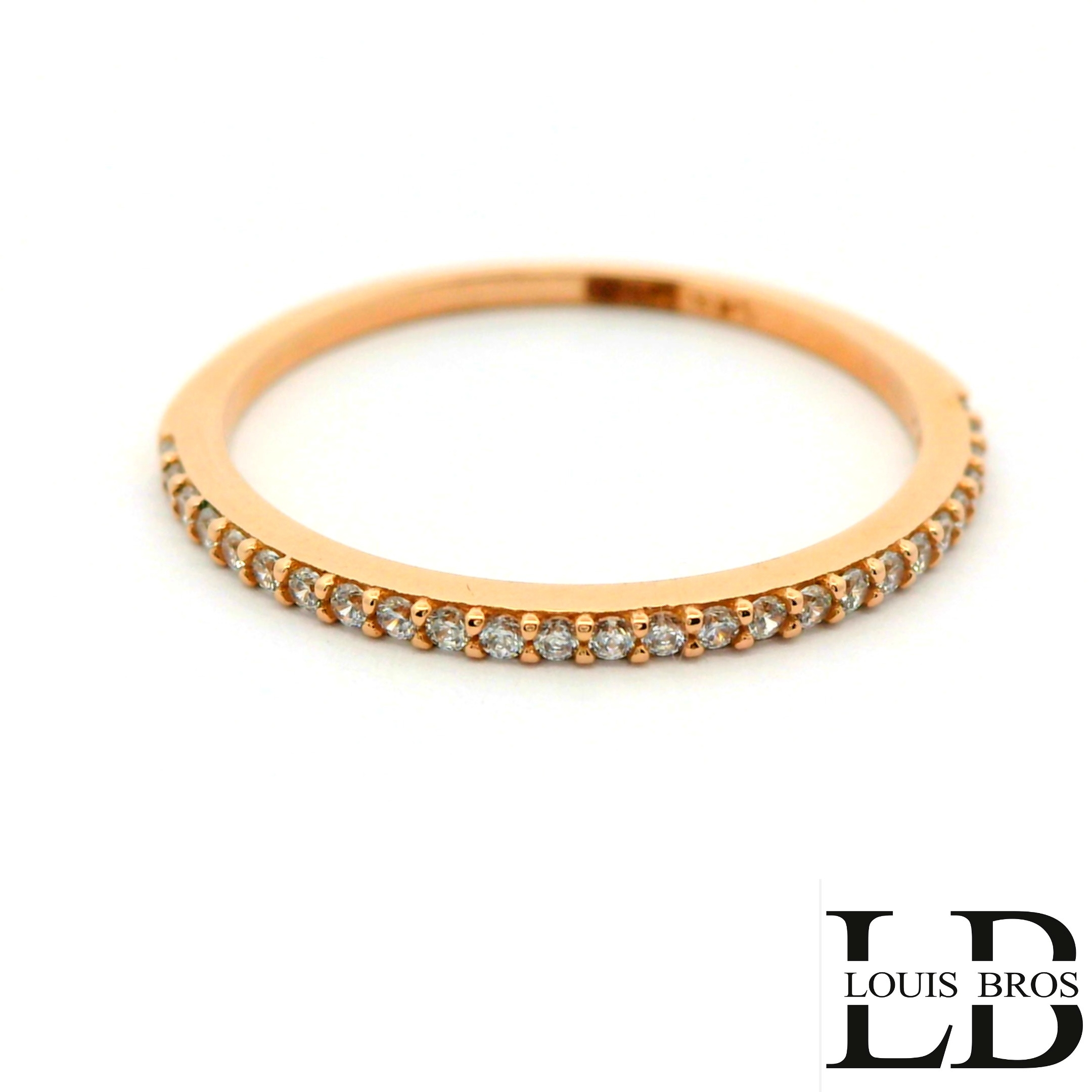 Deze subtiele aanschuifring is vervaardigd uit 14 karaat ros&eacute;goud (1.11 gr)en bezet met fonkelende zirkonia&rsquo;s. Het slanke en verfijnde ontwerp zorgt voor een elegante, tijdloze uitstraling. De zirkonia&rsquo;s geven een zachte schittering en maken de ring perfect om te combineren met andere ringen. Ideaal om solo te dragen voor een minimalistische look of als aanschuifring naast een andere ring. Een stijlvol sieraad dat elegantie en veelzijdigheid uitstraalt.
De ring is verkrijgbaar in meerdere afmetingen.