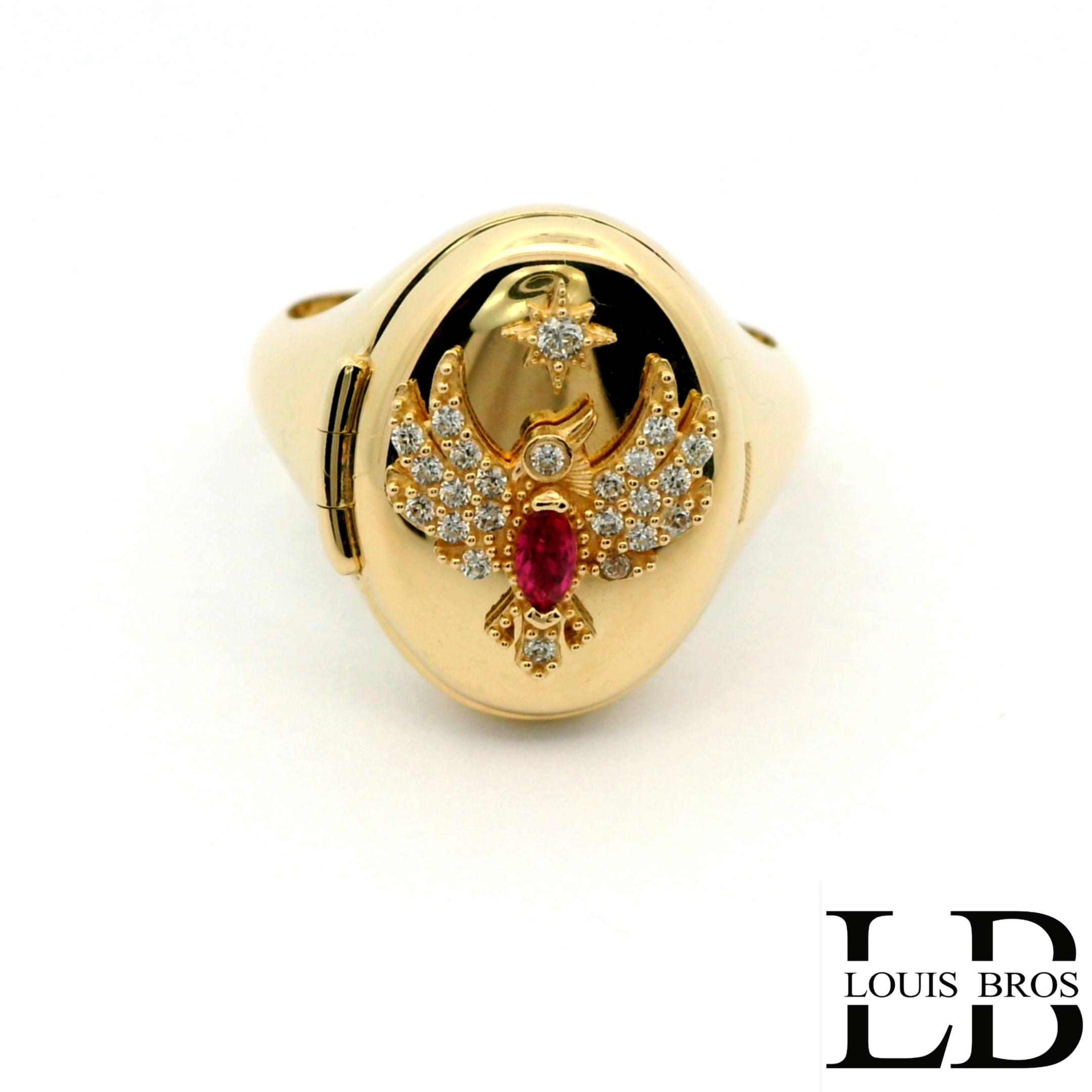 Deze bijzondere 14 karaat geelgouden ring (4.60 gr) is uitgevoerd in de vorm van een medaillon, wat hem zowel stijlvol als persoonlijk maakt. De ring heeft een ovale bovenzijde die kan worden geopend, waardoor er ruimte is om een kleine foto of herinnering in te plaatsen.

Aan de voorkant is de ring rijkelijk versierd met een elegante vogelmotief (feniks/adelaar) bezet met fonkelende zirkonia&rsquo;s. In het midden bevindt zich een opvallende rode steen, die het ontwerp extra diepte en luxe uitstraling geeft. Boven het motief is een subtiel sterdetail met zirkonia aangebracht, wat het geheel verfijnd afmaakt.

Dankzij het warme geelgoud en het symbolische ontwerp is deze ring niet alleen een sieraad, maar ook een betekenisvol juweel dat dierbare herinneringen kan dragen. Perfect als statement ring of als persoonlijk cadeau.
De ring is verkrijgbaar in meerdere afmetingen.