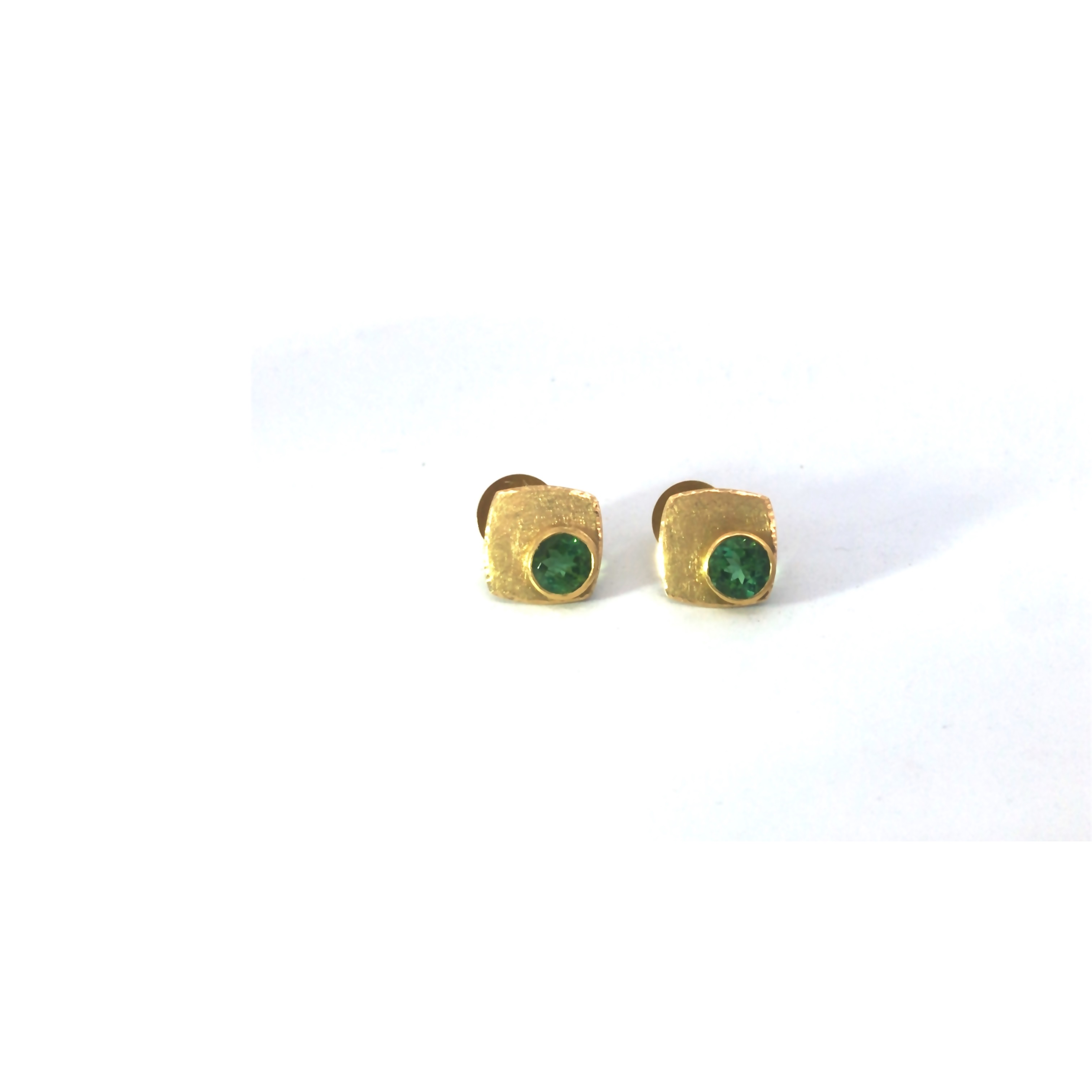 Ohrh&auml;nger in Gelbgold 750, 2 Turmaline gr&uuml;n 
UNIKAT

Design: Carsten Kissner
gefertigt im KISSNER Meisteratelier