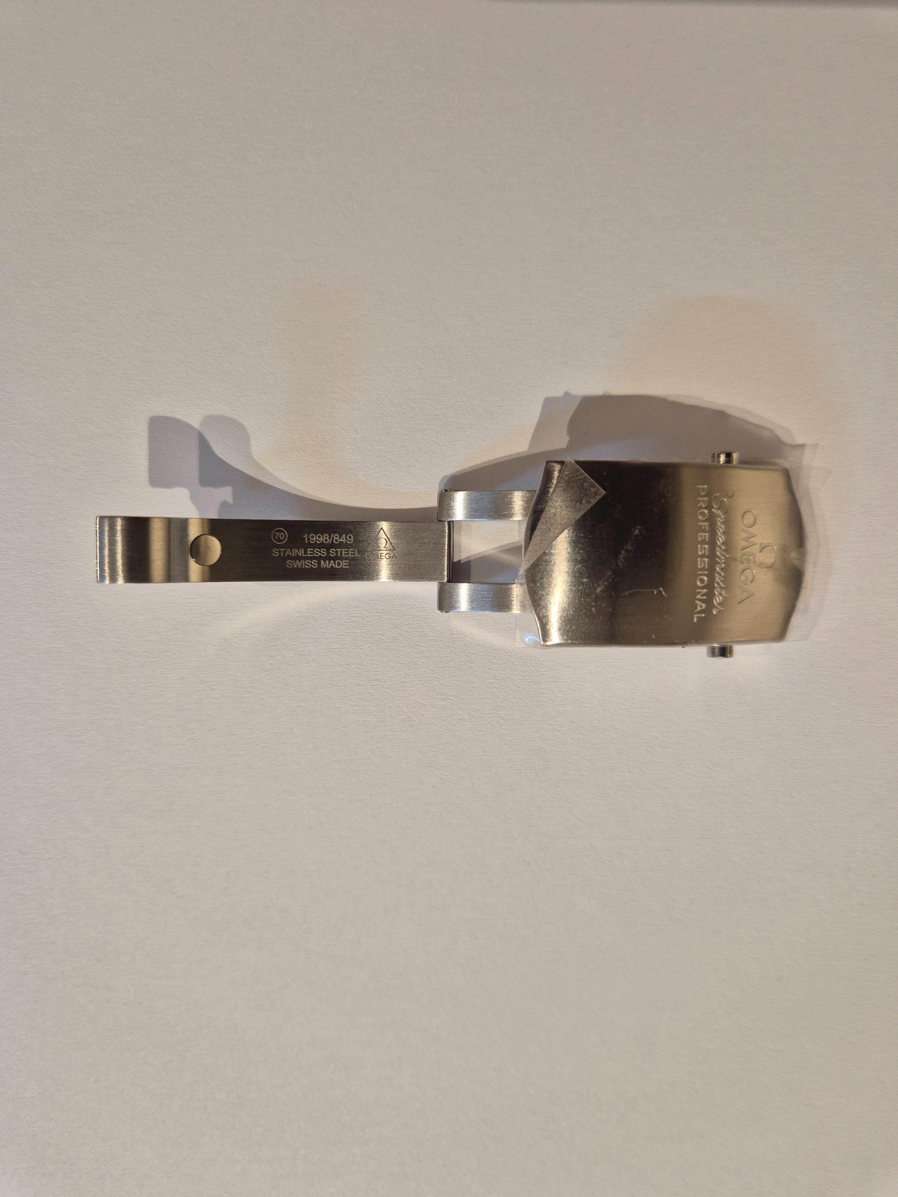 De Omega horloge vouwsluiting 117ST1998849, biedt een stijlvolle en stevige sluiting voor uw horloge. Deze sluiting past op bandjes van 20/18mm en is ideaal voor dagelijks gebruik. Draag hem aan uw favoriete horlogeband voor een verfijnde afwerking en optimaal comfort. Perfect voor modebewuste dragers.