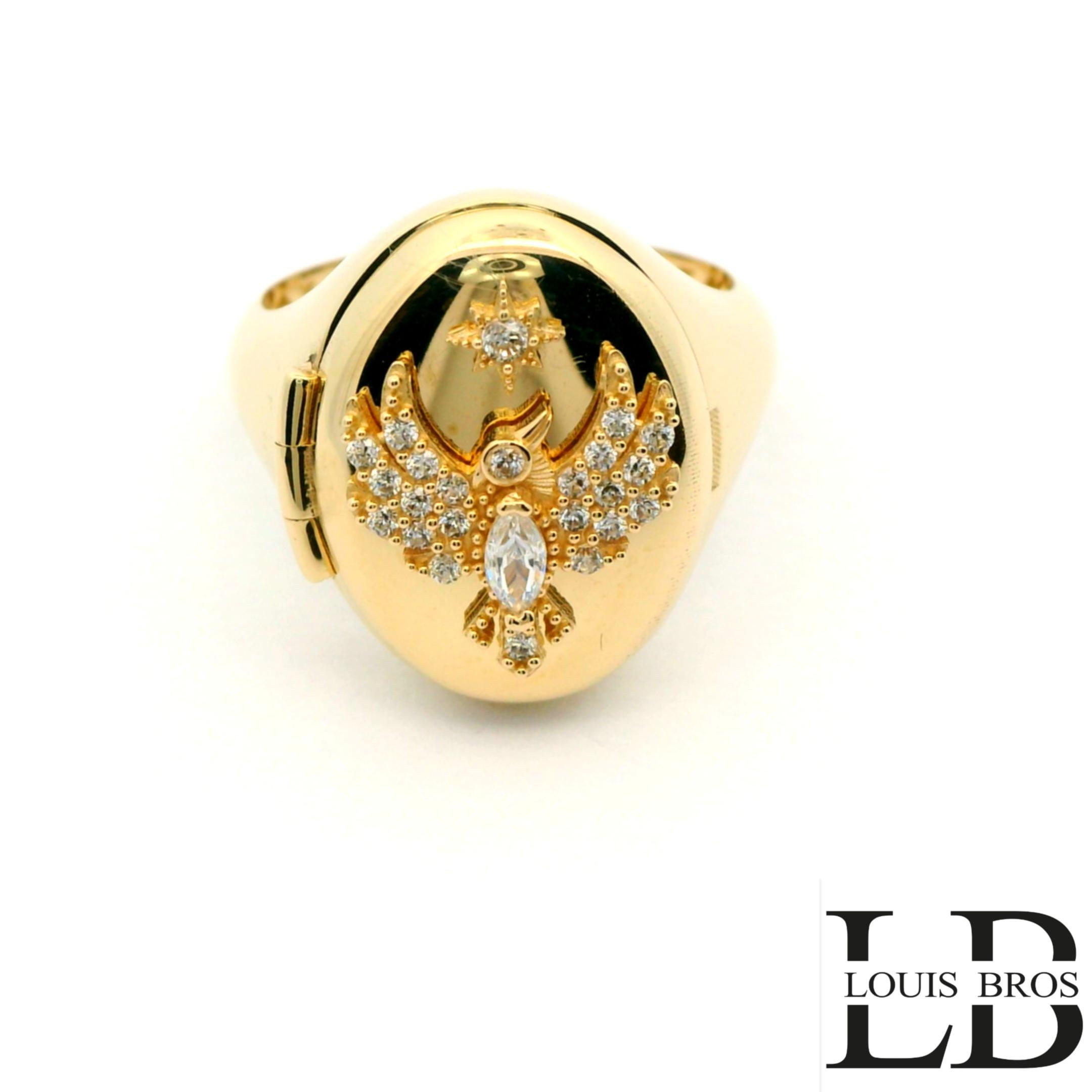Deze exclusieve 14 karaat geelgouden ring (4.5 gr) is uitgevoerd in de vorm van een elegant medaillon, wat het sieraad een unieke en persoonlijke uitstraling geeft. De ovale bovenzijde is openklapbaar en biedt ruimte om een kleine foto of dierbare herinnering in te plaatsen.

De voorzijde van de ring is verfijnd afgewerkt met een sierlijk vogelmotief, volledig bezet met fonkelende witte zirkonia&rsquo;s. Ook het sterdetail boven het motief is ingelegd met witte zirkonia, wat zorgt voor een harmonieuze en luxueuze uitstraling. Het gebruik van uitsluitend witte stenen geeft de ring een tijdloos, klassiek en elegant karakter.

Deze medaillonring combineert vakmanschap met symboliek en is ideaal als statement ring of als een bijzonder persoonlijk geschenk.
De ring is verkrijgbaar in meerdere afmetingen.