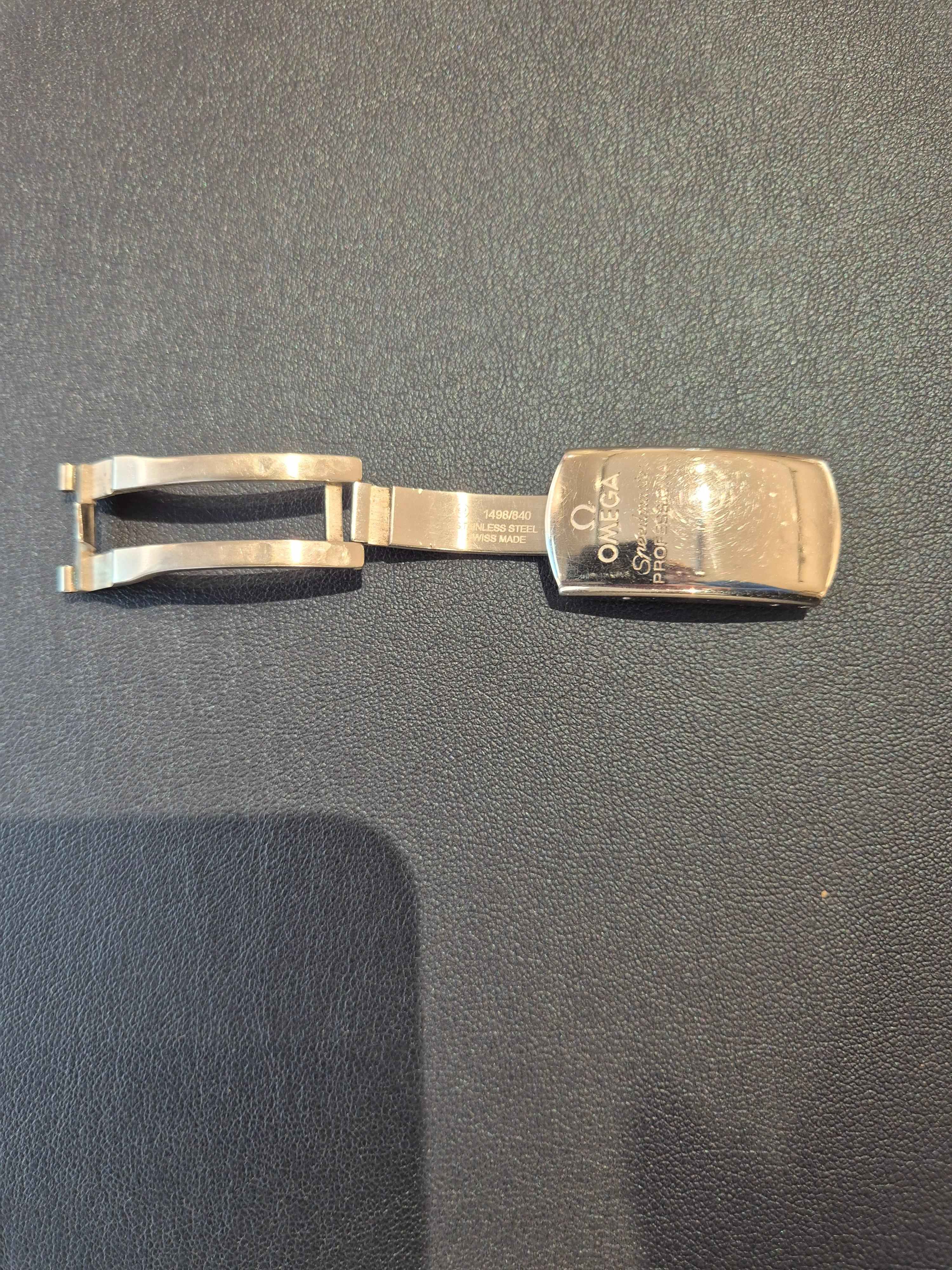 Product Omega vouwsluiting 16mm | Modelnummer 117ST1498840 is een nieuwe haberdashery-item. Deze vouwsluiting is ideaal voor kleding- en accessoireprojecten, en kan gemakkelijk in stof worden genaaid voor een nette afwerking. Het beste te gebruiken voor boodschappentassen, portemonnees of modeaccessoires. Cre&euml;er stijlvolle afsluitingen met deze handige en duurzame vouwsluiting. Gewicht onbekend.