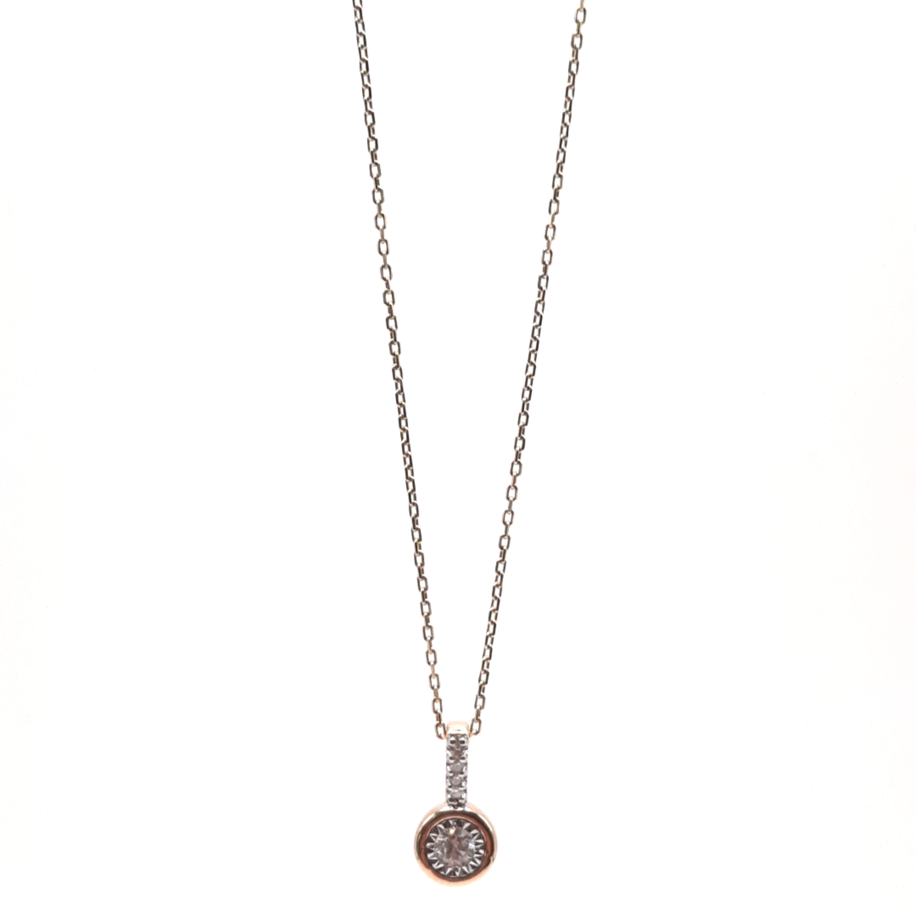 Dit prachtige sieraad, modelnummer BREA-000236, is een gouden ketting met hanger, vervaardigd uit 14-karaats goud en versierd met vijf diamanten van 0,10 karaat (SI1 zuiverheid, G kleur). De ketting heeft een lengte van 420 mm. Perfect te dragen voor speciale gelegenheden of om je dagelijkse look te verfraaien. Voeg een vleugje elegantie toe aan elke outfit!