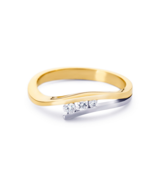 Een 14 kt. witgouden ring van het merk R&C, welke is voorzien van een briljant (rond) geslepen diamant van 0,26 ct. Door de gepolijste afwerking zorgt het voor een prachtige ring, welke zal schitteren om uw vinger. De sieraden van het Nederlandse merk R&C worden met de hand vervaardigd, waar met passie prachtige sieraden worden gecre&euml;erd.

