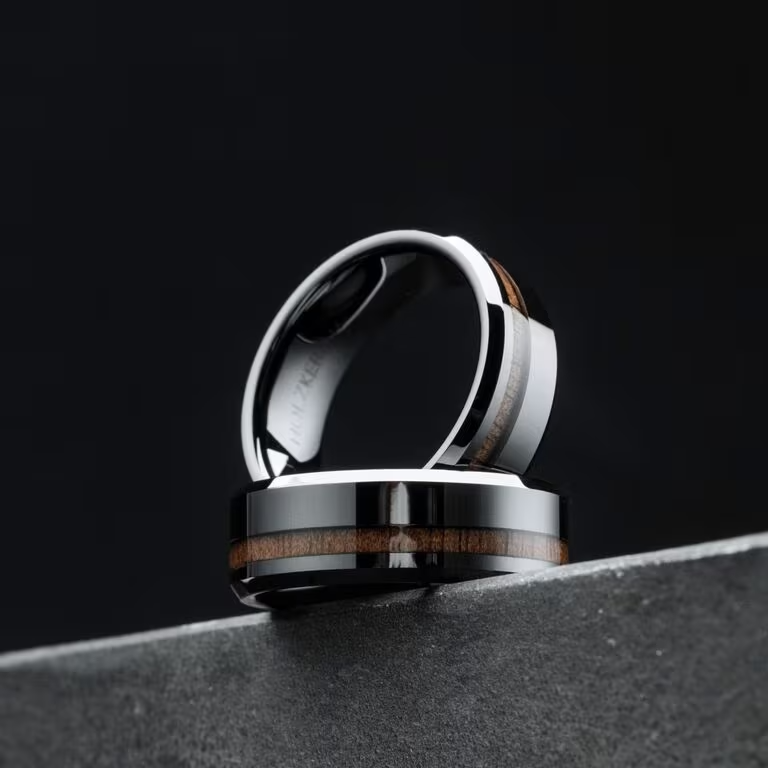 Natuurlijke elegantie, vervaardigd uit robuuste materialen. Sumo imponeert met de dynamische uitstraling van walnoothout aan de buitenkant en het unieke gevoel van echt keramiek aan de binnenkant.

Onze Sumo Ring is eenvoudig maar sterk &ndash; de perfecte metgezel voor mannen die weten dat ware kracht van binnenuit komt!