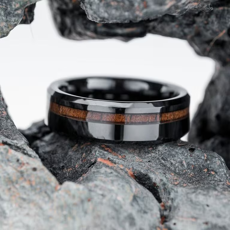 Stil en sterk, net als jij: jouw sumoring gemaakt van echt walnoothout.

Als een verkoelende groet uit het bos roept onze damesring de rust en kracht van de natuur op. Met zijn strakke, minimalistische ontwerp en het samenspel van echt hout en glanzend keramiek staat Sumo voor balans, karakter en stille kracht.

Ontdek hoe het gladde oppervlak, het lichte gewicht en de gegarandeerde waterbestendigheid Sumo tot de ideale metgezel voor elke dag maken en bestel nu jouw perfecte maat!

