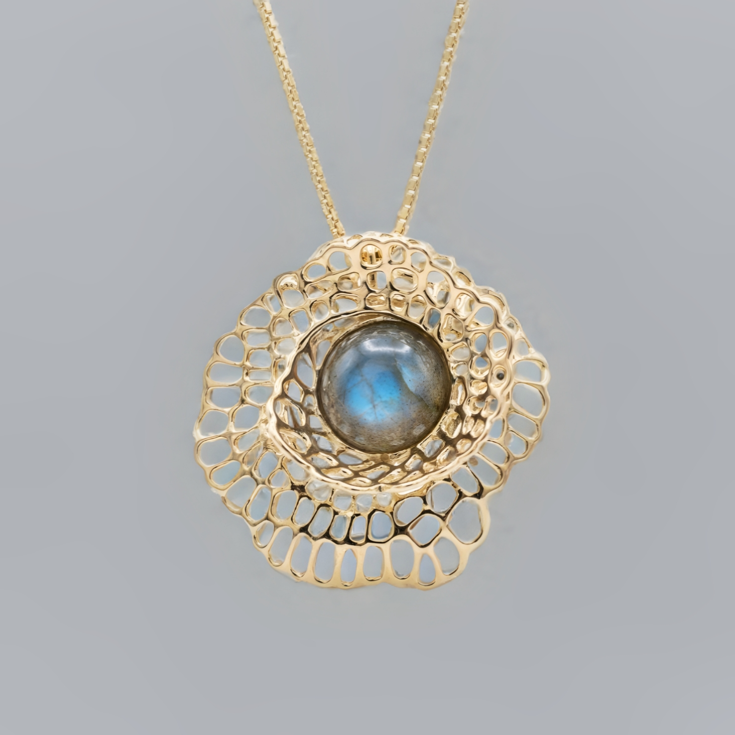 14k Geelgouden J&eacute;h Jewels hanger in vorm van een opengewerkte bloem, met in het midden een ronde, cabouchon geslepen, labradoriet