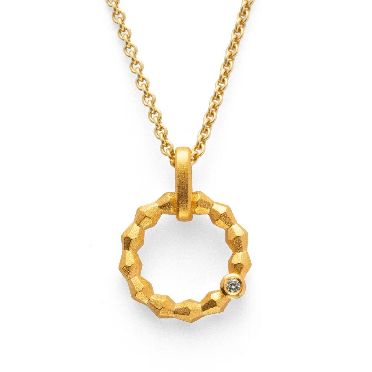 De Bastian hanger modelnummer 46120 is een verfijnd sieraad. Deze zilver vergulde hanger met een diamant van 0,02ct W-SI is perfect als sieraad voor elke gelegenheid. Draag hem aan een subtiele ketting voor een elegante look. Ideal voor zowel dagelijks gebruik als speciale gelegenheden, voegt deze hanger een vleugje luxe toe aan elke outfit.