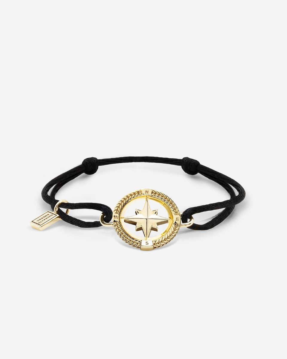 De Buddha to Buddha Barbara Mini Kompas Koord Armband Verguld, model 001J05056E900, is een verfijnde zilveren armband van 925 sterling zilver met een breedte van 18 mm. Als een stijlvol sieraad draag je het het beste als subtiele aanvulling bij zowel casual als formele kleding. Perfect voor dagelijks gebruik of speciale gelegenheden.