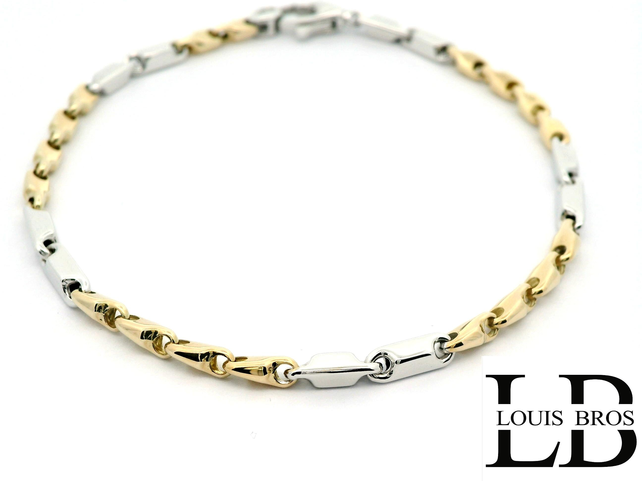 Deze elegante damesarmband is vervaardigd uit 14 karaat bicolor goud (5.29 gr) en combineert op subtiele wijze de warme glans van geelgoud met de verfijnde schittering van witgoud. Het chique en tijdloze design maakt dit sieraad tot een echte klassieker die moeiteloos bij elke gelegenheid gedragen kan worden. Een armband die elegantie en stijl uitstraalt en generaties lang zijn schoonheid behoudt.
De armband is verkrijgbaar in verschillende lengtes.