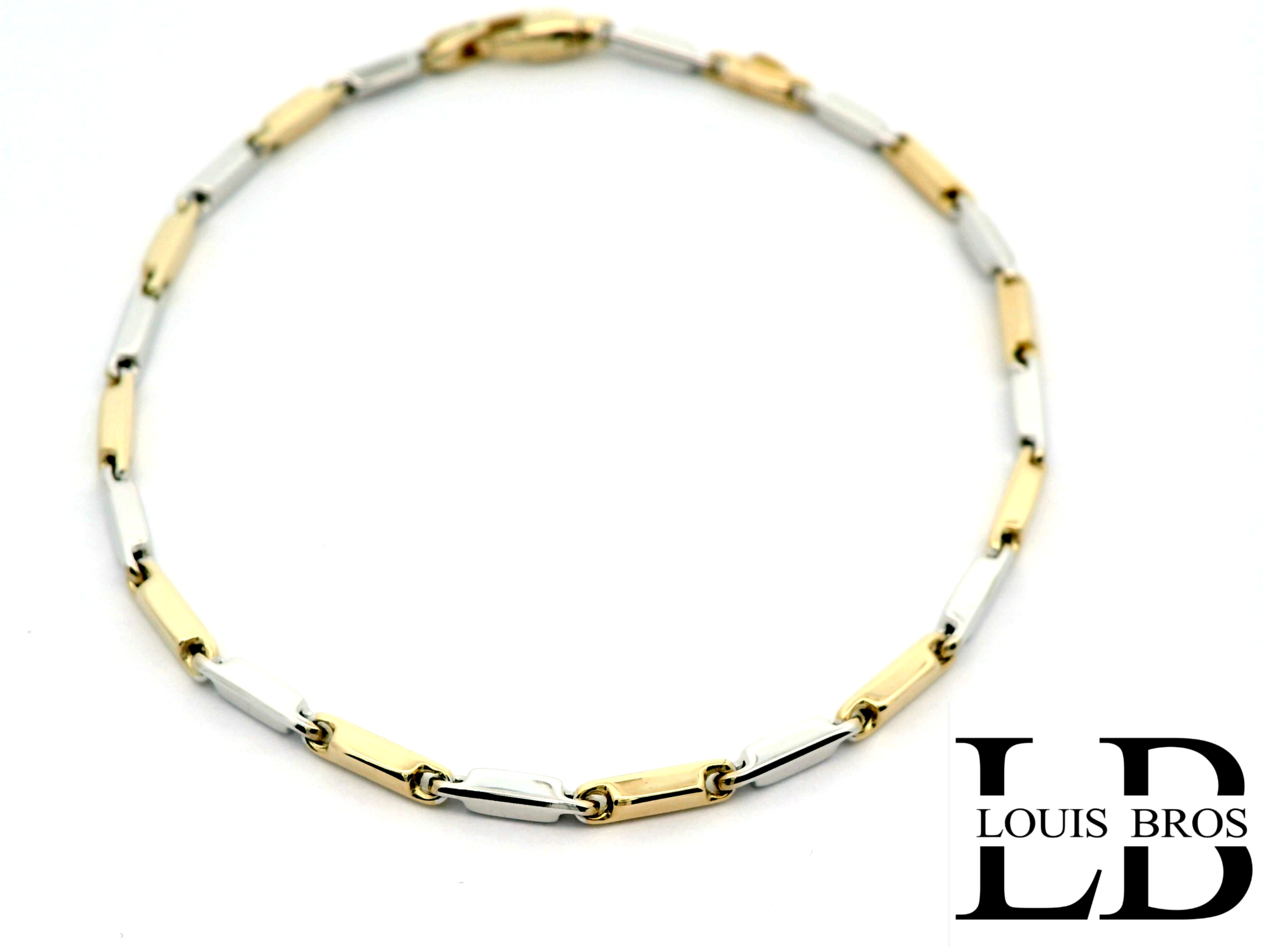 Deze elegante damesarmband is vervaardigd uit 14 karaat bicolor goud (4.61 gr) en combineert op subtiele wijze de warme glans van geelgoud met de verfijnde schittering van witgoud. Het chique en tijdloze design maakt dit sieraad tot een echte klassieker die moeiteloos bij elke gelegenheid gedragen kan worden. Een armband die elegantie en stijl uitstraalt en generaties lang zijn schoonheid behoudt.
De armband is verkrijgbaar in verschillende lengtes.