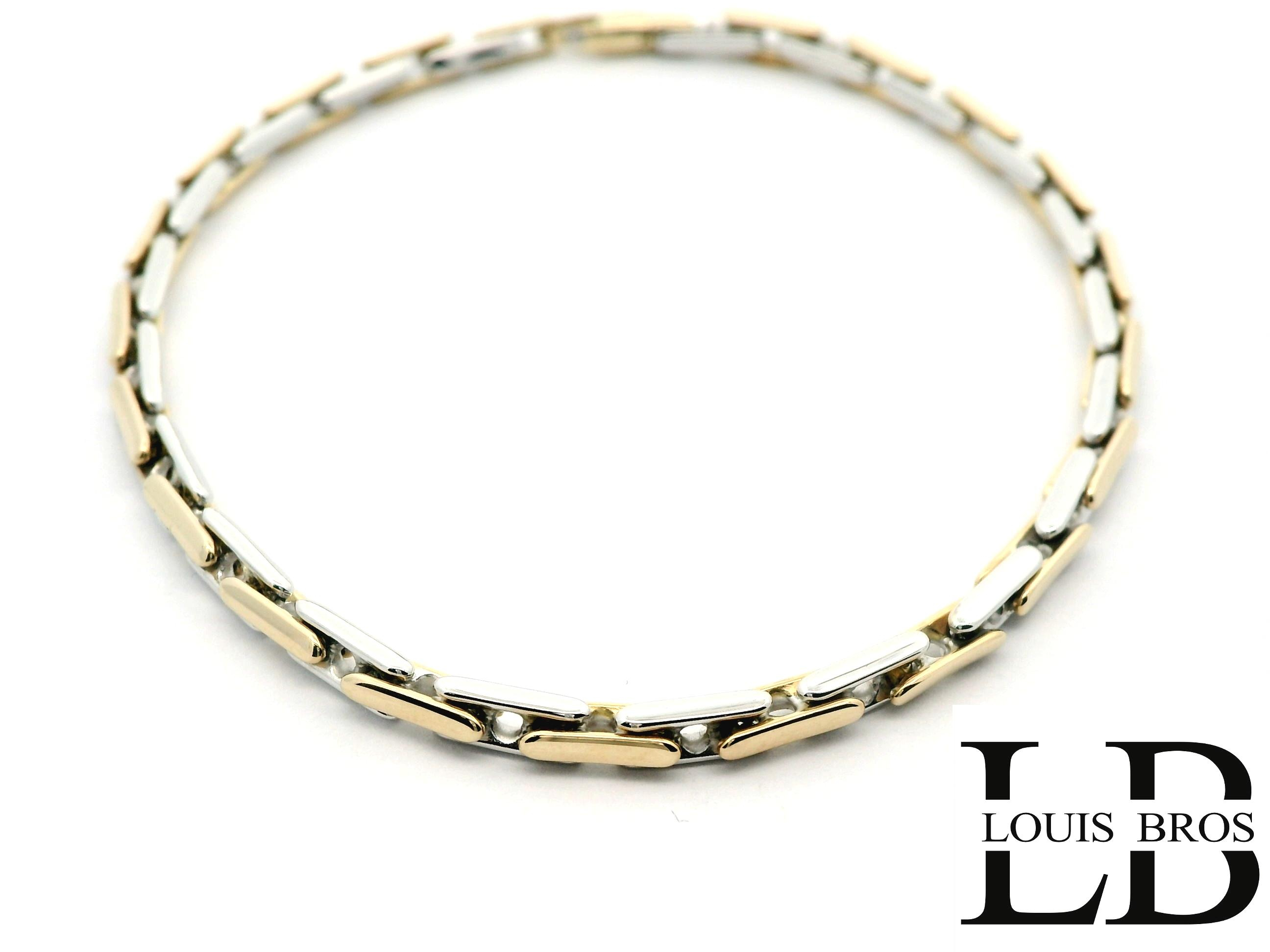 Deze elegante damesarmband is vervaardigd uit 14 karaat bicolor goud (6.24 gr) en combineert op subtiele wijze de warme glans van geelgoud met de verfijnde schittering van witgoud. Het chique en tijdloze design maakt dit sieraad tot een echte klassieker die moeiteloos bij elke gelegenheid gedragen kan worden. Een armband die elegantie en stijl uitstraalt en generaties lang zijn schoonheid behoudt.
De armband is verkrijgbaar in verschillende lengtes.