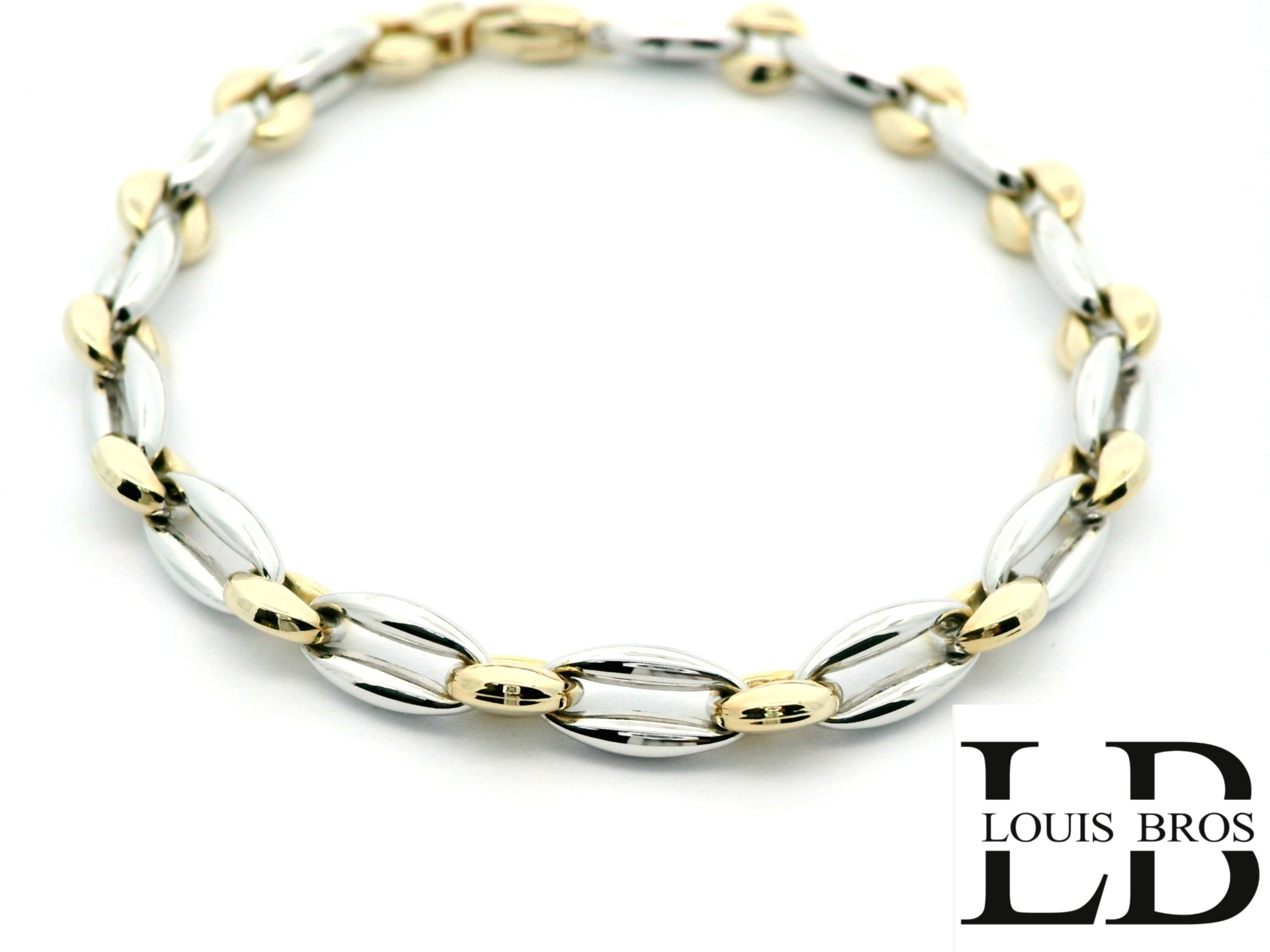 Deze prachtige damesarmband is vervaardigd uit 14 karaat goud (8.64 gr) en uitgevoerd in een stijlvol bicolor design: de warme glans van geelgoud gecombineerd met de verfijnde elegantie van witgoud. Het samenspel van de twee kleuren geeft de armband een moderne maar toch tijdloze uitstraling, waardoor hij perfect aansluit bij iedere gelegenheid.
Met zijn chique en elegante design is deze armband zowel solo te dragen als in combinatie met andere sieraden. Een veelzijdig accessoire dat klasse uitstraalt en een waardevolle toevoeging vormt aan elke sieradencollectie.
Kenmerken:

Materiaal: 14 karaat goud

Kleur: geelgoud & witgoud (bicolor)

Tijdloos en elegant ontwerp

Geschikt voor dagelijks gebruik &eacute;n speciale gelegenheden.
De armband is verkrijgbaar in verschillende lengtes.