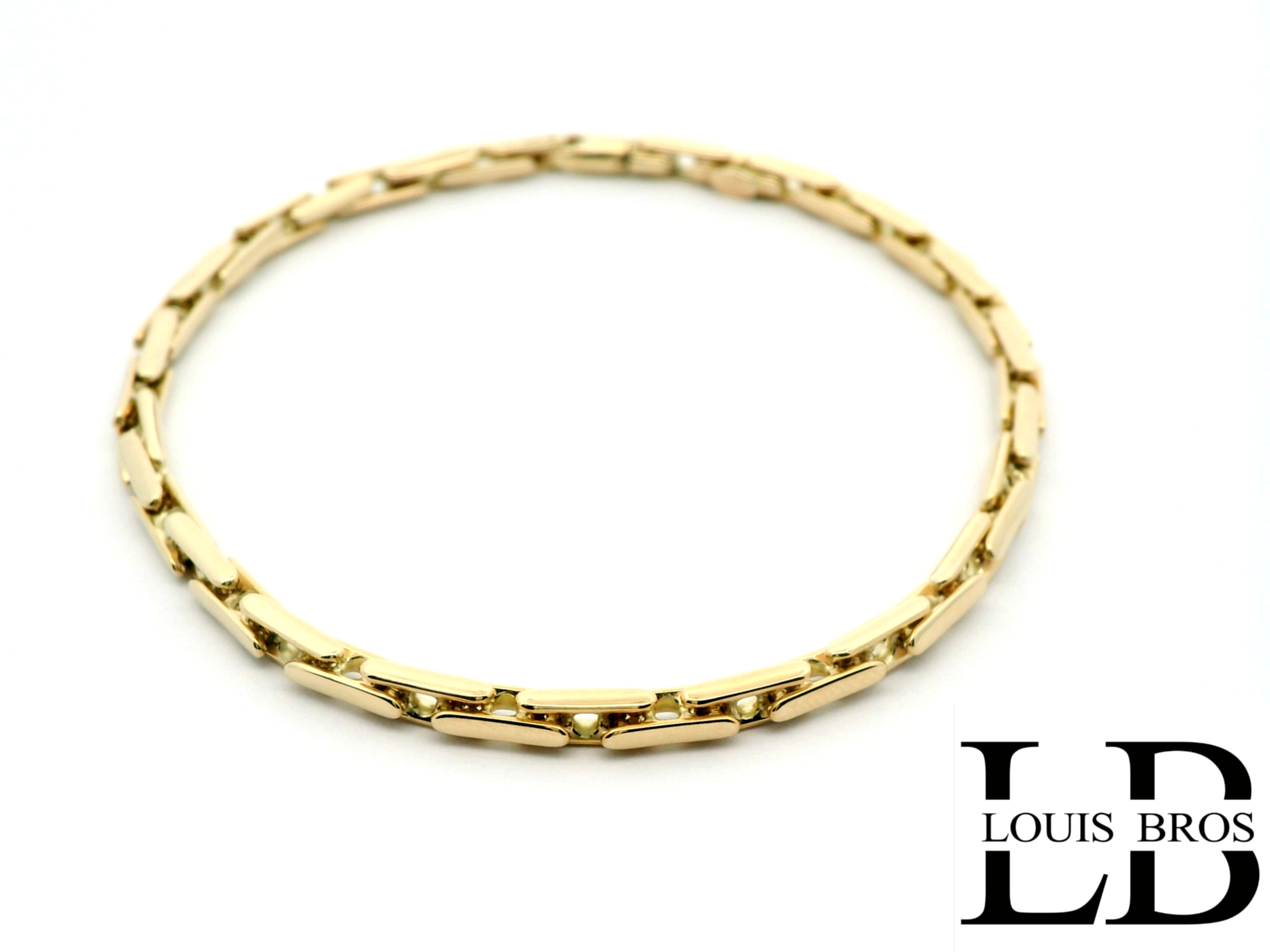 Deze damesarmband is vervaardigd uit 14 karaat geelgoud (6.09 gr) en straalt subtiele luxe en verfijning uit. Het chique en tijdloze ontwerp maakt dit sieraad tot een veelzijdig accessoire dat moeiteloos bij iedere stijl en gelegenheid past. Dankzij de warme glans van het goud is deze armband een echte klassieker die generaties lang zijn schoonheid behoudt.
De armband is verkrijgbaar in verschillende lengtes.