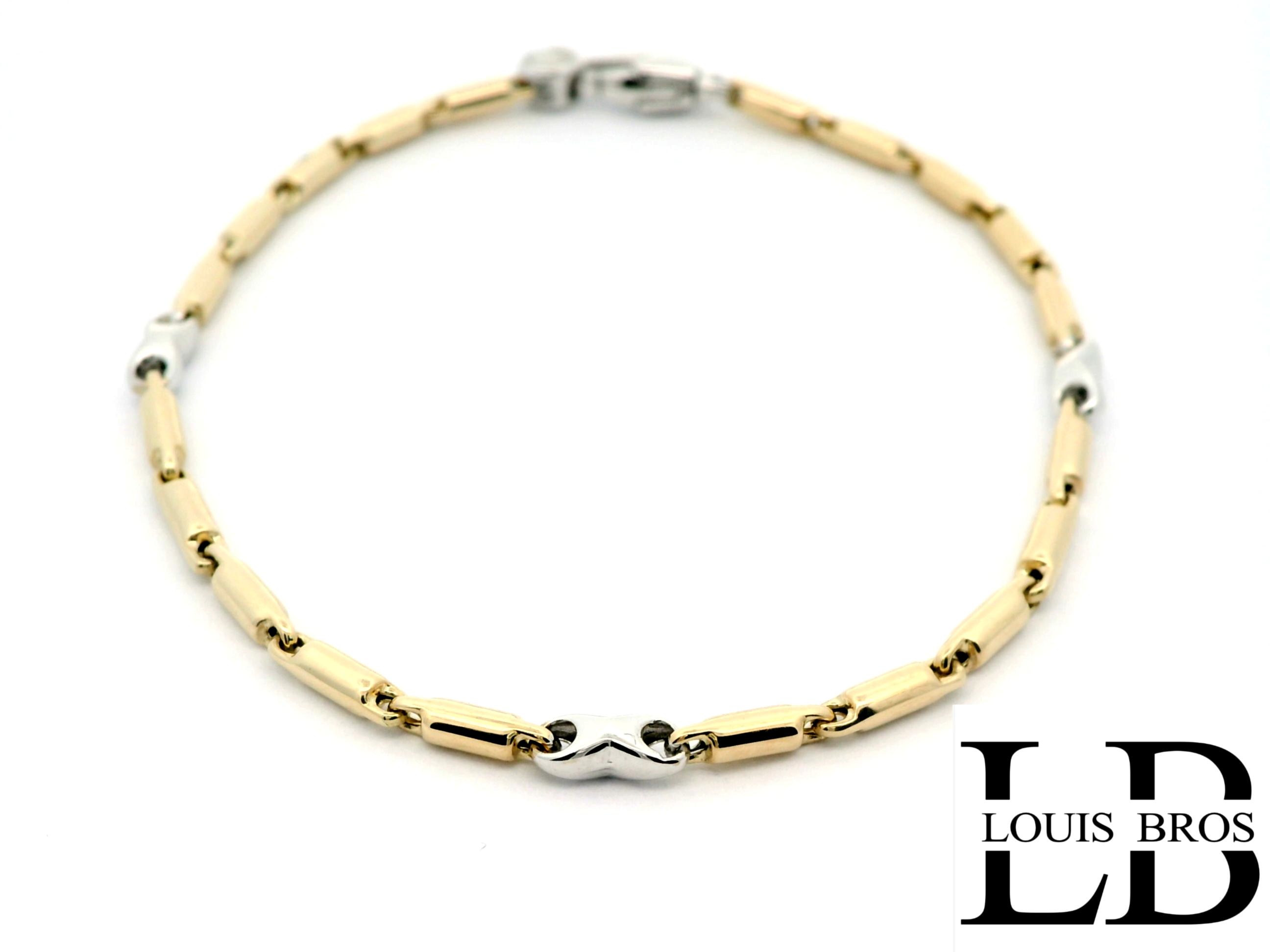 Deze prachtige armband is vervaardigd uit 14 karaat geel- en witgoud (5.09 gr) en straalt pure elegantie uit. Het verfijnde bicolor design geeft een moderne twist aan een klassiek sieraad, waardoor het zowel stijlvol als veelzijdig is.

De armband heeft een tijdloze uitstraling en kan moeiteloos gecombineerd worden met andere sieraden, zowel voor een alledaagse look als voor speciale gelegenheden. Dankzij de subtiele schittering en het luxueuze design is dit een must-have accessoire voor elke vrouw die houdt van chic en verfijnd.

Een sieraad dat niet alleen vandaag, maar ook in de toekomst zijn schoonheid behoudt &ndash; een blijvend symbool van klasse en elegantie.
De armband is verkrijgbaar in verschillende lengtes.