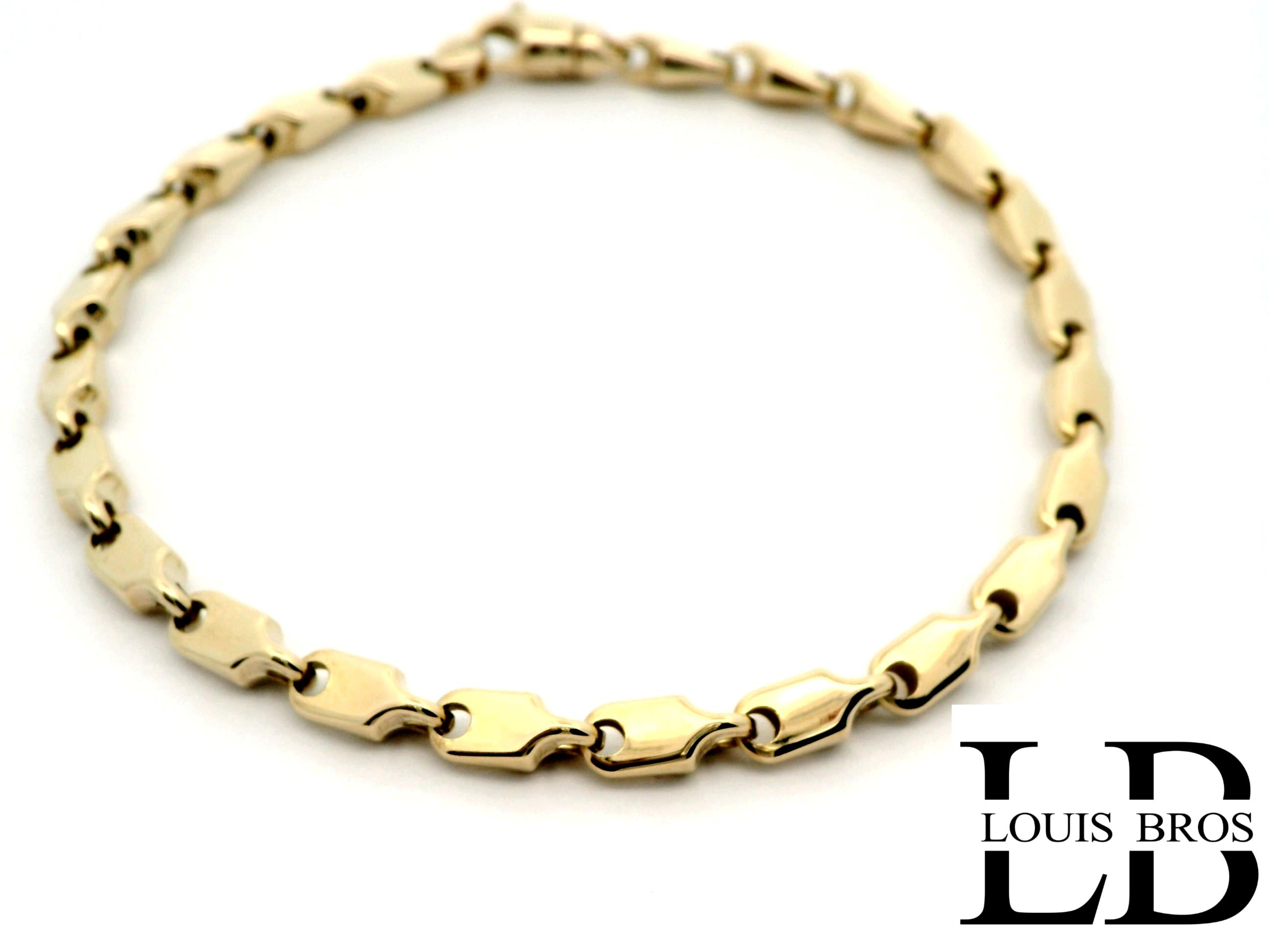 Ontdek de tijdloze schoonheid van deze exclusieve damesarmband, vervaardigd uit 14 karaat goud (6.76 gr) en uitsluitend verkrijgbaar bij Juwelier Louis Bros. Het verfijnde ontwerp combineert klassieke elegantie met een moderne, stijlvolle uitstraling, waardoor dit sieraad een onmisbaar onderdeel wordt van iedere sieradencollectie. De warme glans van het goud weerspiegelt pure klasse en maakt de armband geschikt voor zowel dagelijks gebruik als bijzondere gelegenheden. Als onderdeel van de exclusieve collectie van Juwelier Louis Bros staat dit juweel garant voor vakmanschap, kwaliteit en een vleugje luxe die generaties lang gekoesterd kan worden.
De armband is verkrijgbaar in verschillende lengtes!