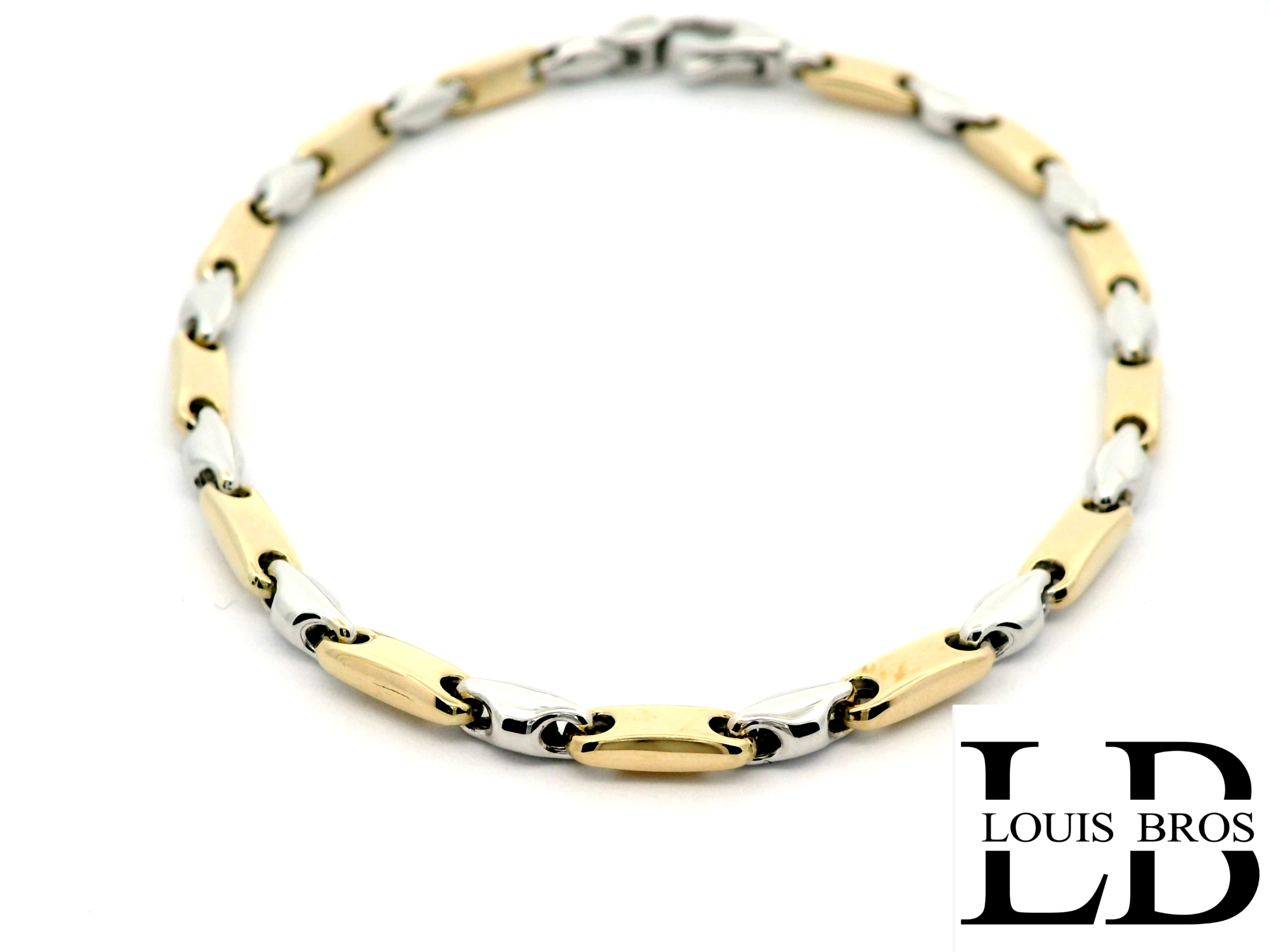 Deze prachtige armband is vervaardigd uit 14 karaat geel- en witgoud (5.64 gr) en straalt pure elegantie uit. Het verfijnde bicolor design geeft een moderne twist aan een klassiek sieraad, waardoor het zowel stijlvol als veelzijdig is.

De armband heeft een tijdloze uitstraling en kan moeiteloos gecombineerd worden met andere sieraden, zowel voor een alledaagse look als voor speciale gelegenheden. Dankzij de subtiele schittering en het luxueuze design is dit een must-have accessoire voor elke vrouw die houdt van chic en verfijnd.

Een sieraad dat niet alleen vandaag, maar ook in de toekomst zijn schoonheid behoudt &ndash; een blijvend symbool van klasse en elegantie.
De armband is verkrijgbaar in verschillende lengtes.