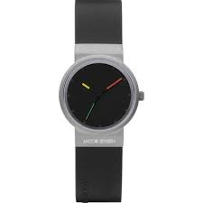 Dit Jacob Jensen horloge heeft een kast gemaakt van Titanium met een diameter van 28.5 mm en is voorzien van een Rubber band. In de kast bevindt zich een Ronda kwaliteitsuurwerk en is afgewerkt met Saffierglas.